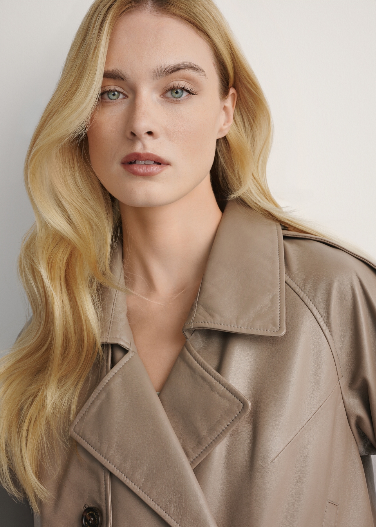 Beżowa skórzana krótka kurtka damska oversize KURDS-0511A-1K(W26), zbliżenie na detal produktu na modelce.