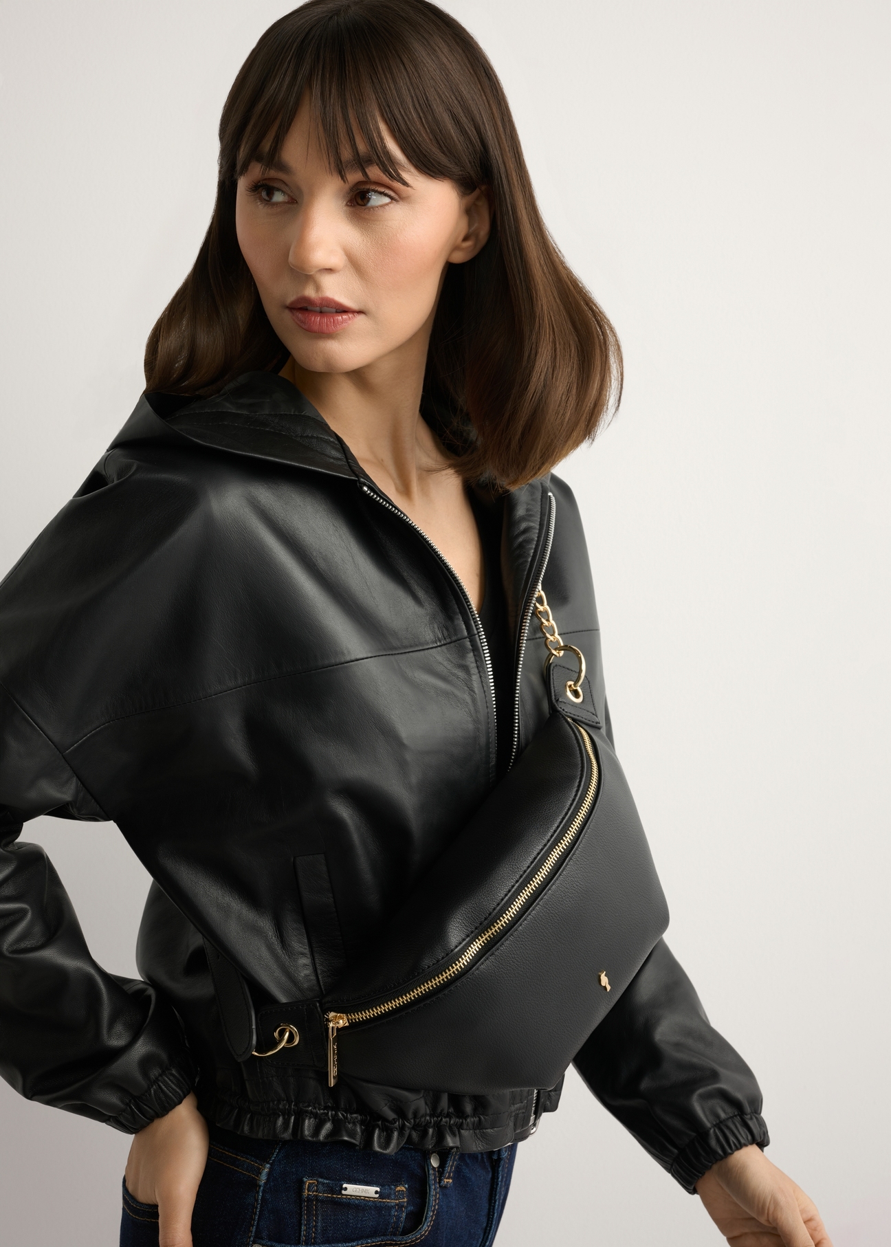 Czarna nerka damska TOREC-0788C-99(Z25), widok produktu na sylwetce modelki.