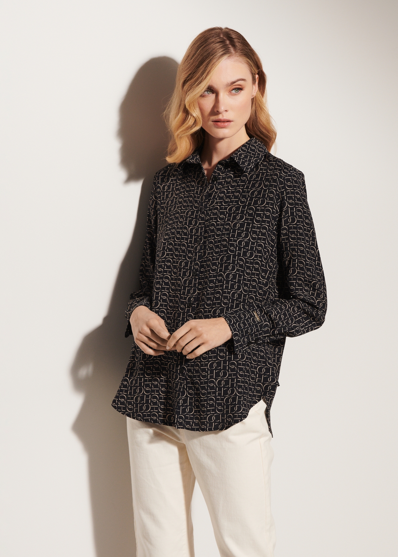 Czarna koszula damska w monogram KOSDT-0143-99(W23)-02
