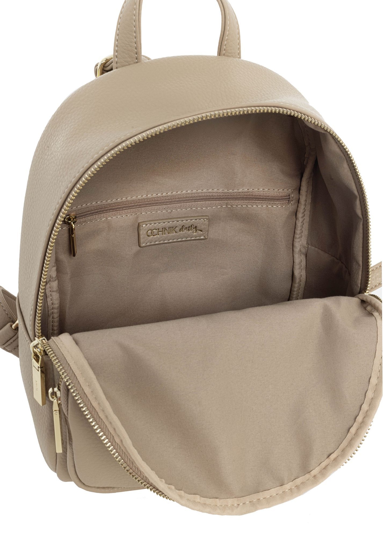 Beżowy plecak damski z imitacji skóry TOREC-1014-1B(W26) - widok otwartego produktu po skosie, na białym tle.