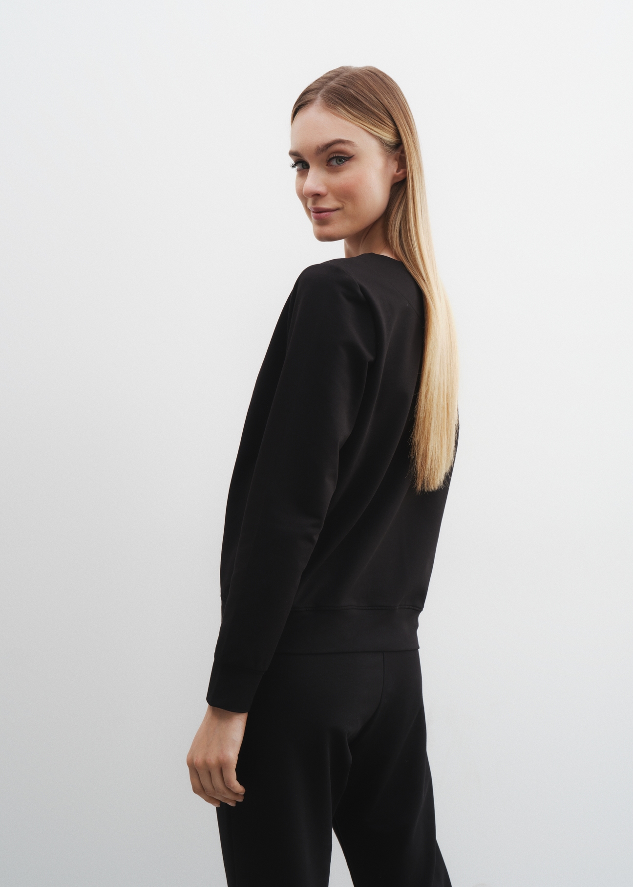 Czarna bluza damska z suwakiem BLZDT-0086-99(W23)-03