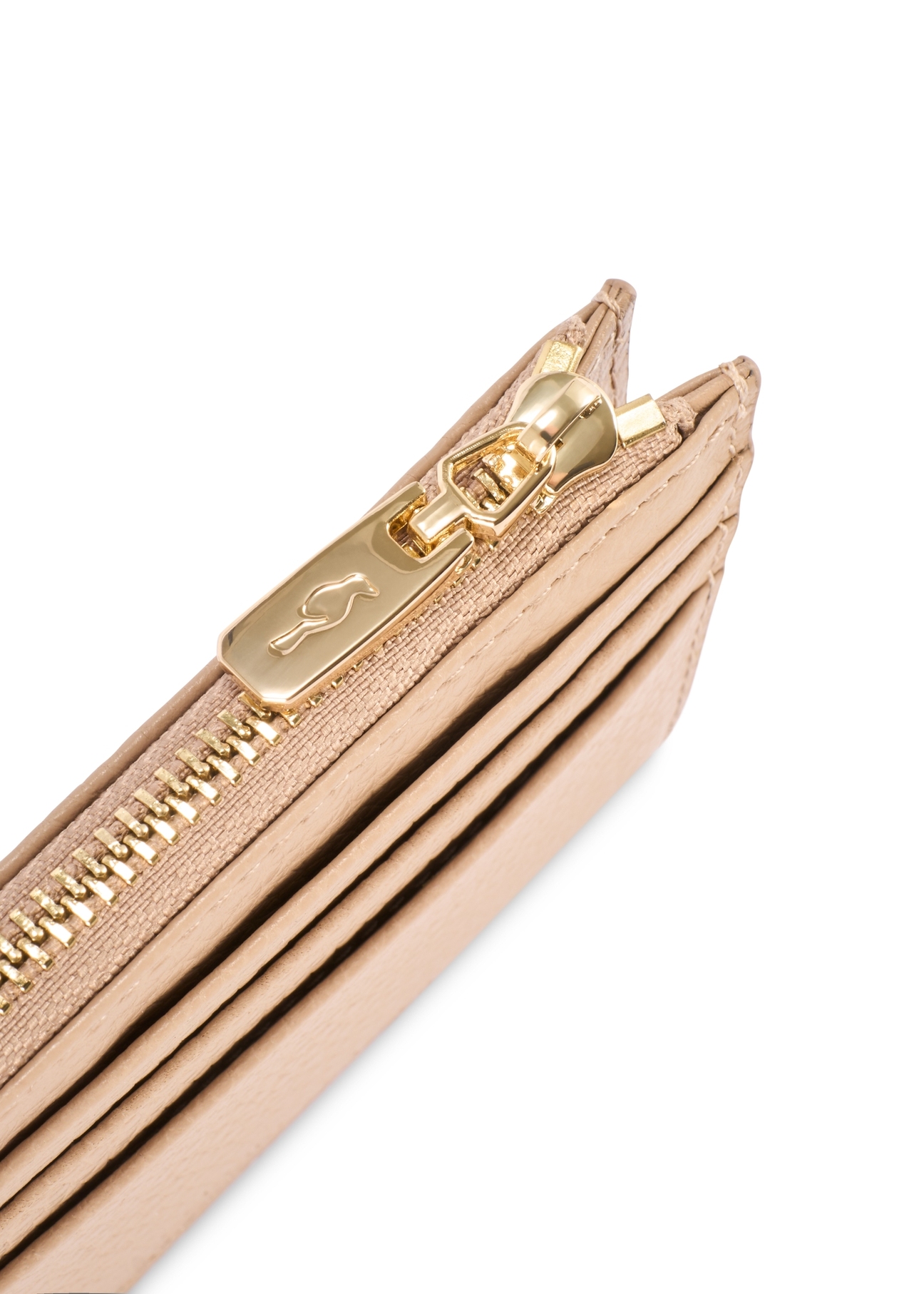 Mały skórzany portfel damski PORES-0806R-1B(W26), zbliżenie na detal produktu na białym tle.