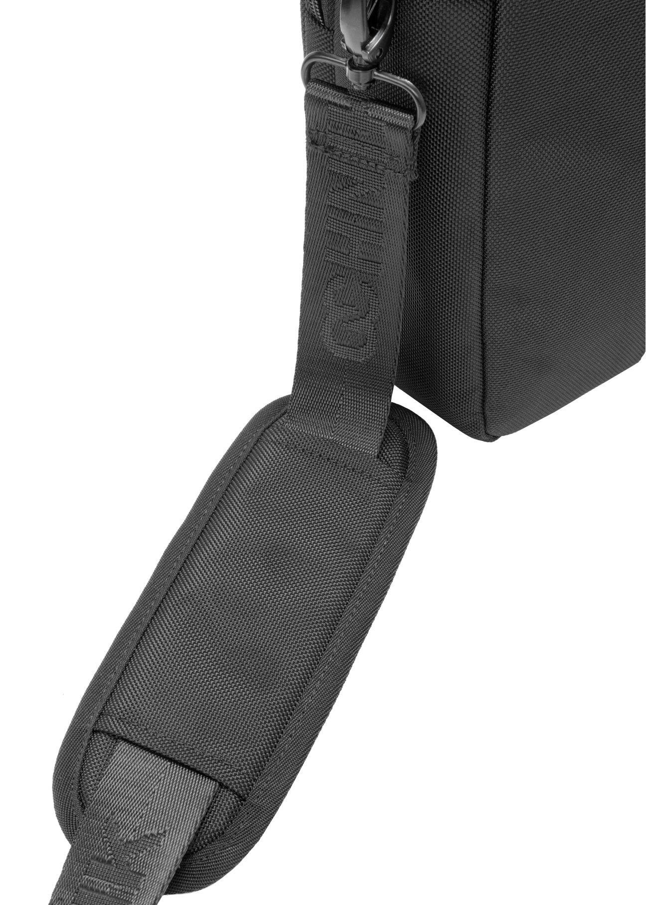 Czarna torba na laptopa TORMN-0401-99(W26) - zbliżenie na detal, na białym tle. 