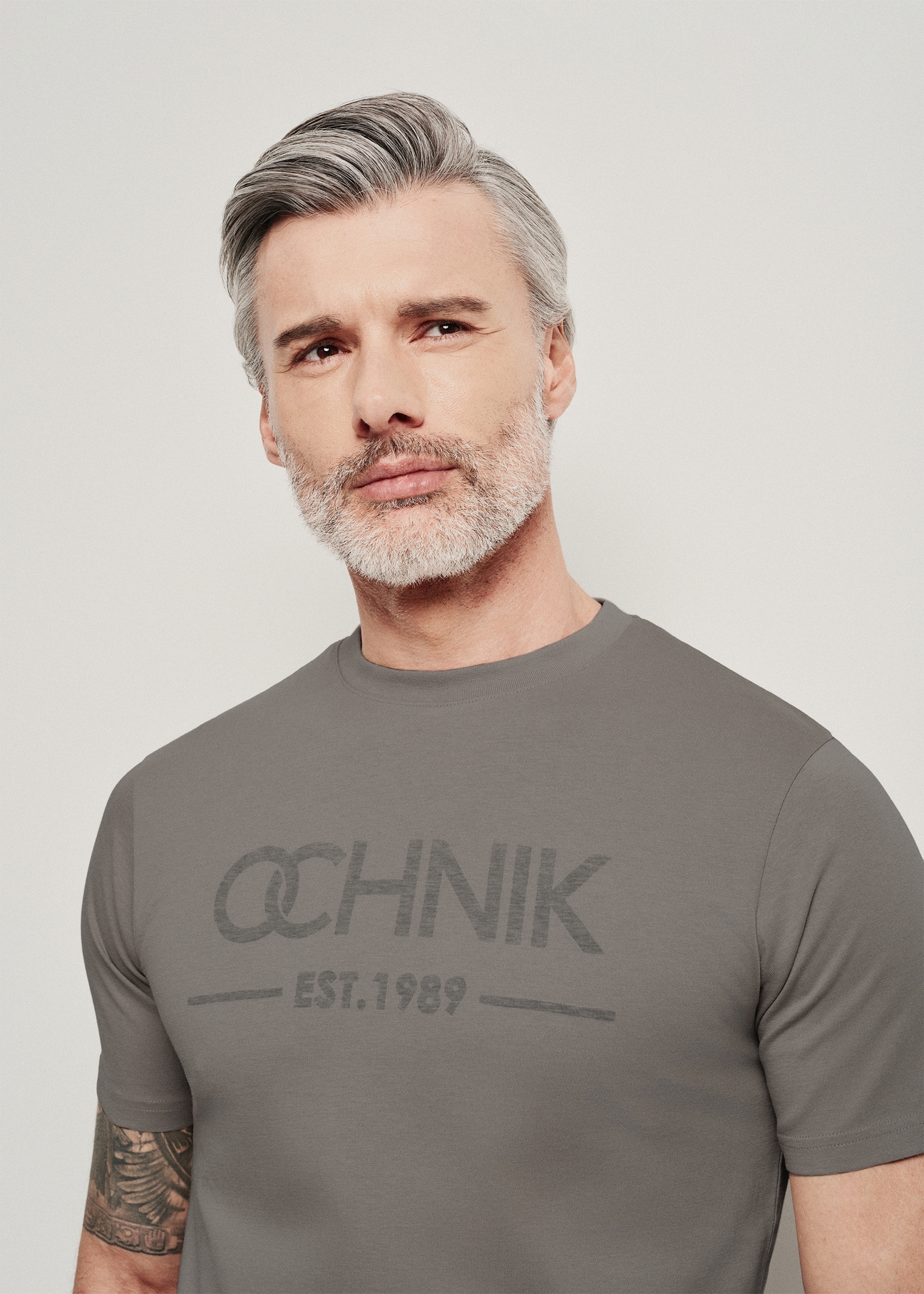 Szary T-shirt męski z logo TSHMT-0095-66(W24)-03