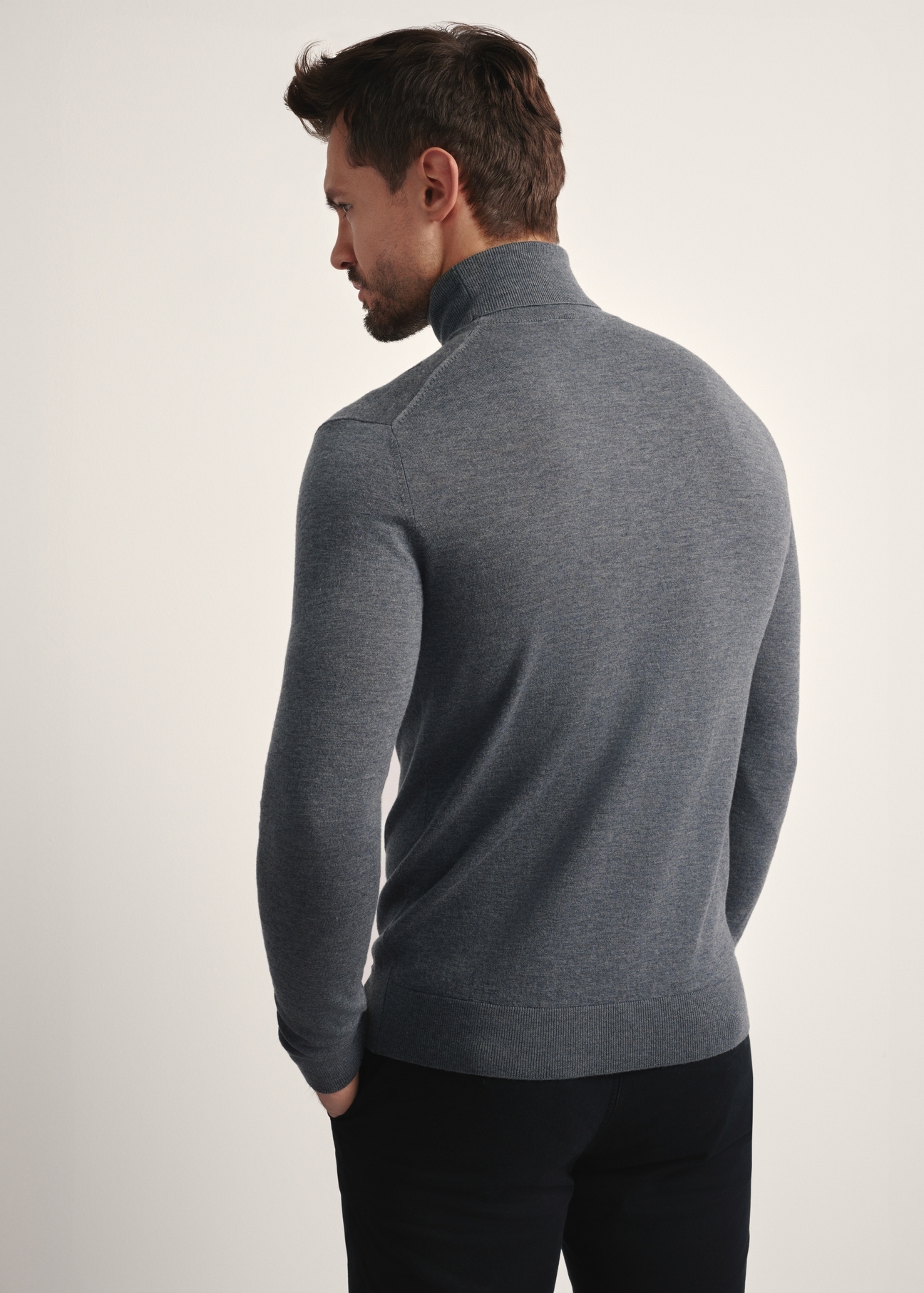 Grafitowy sweter męski z golfem SWEMT-0185-95(Z25), widok produktu z tyłu na modelu. Widoczna połowa sylwetki.