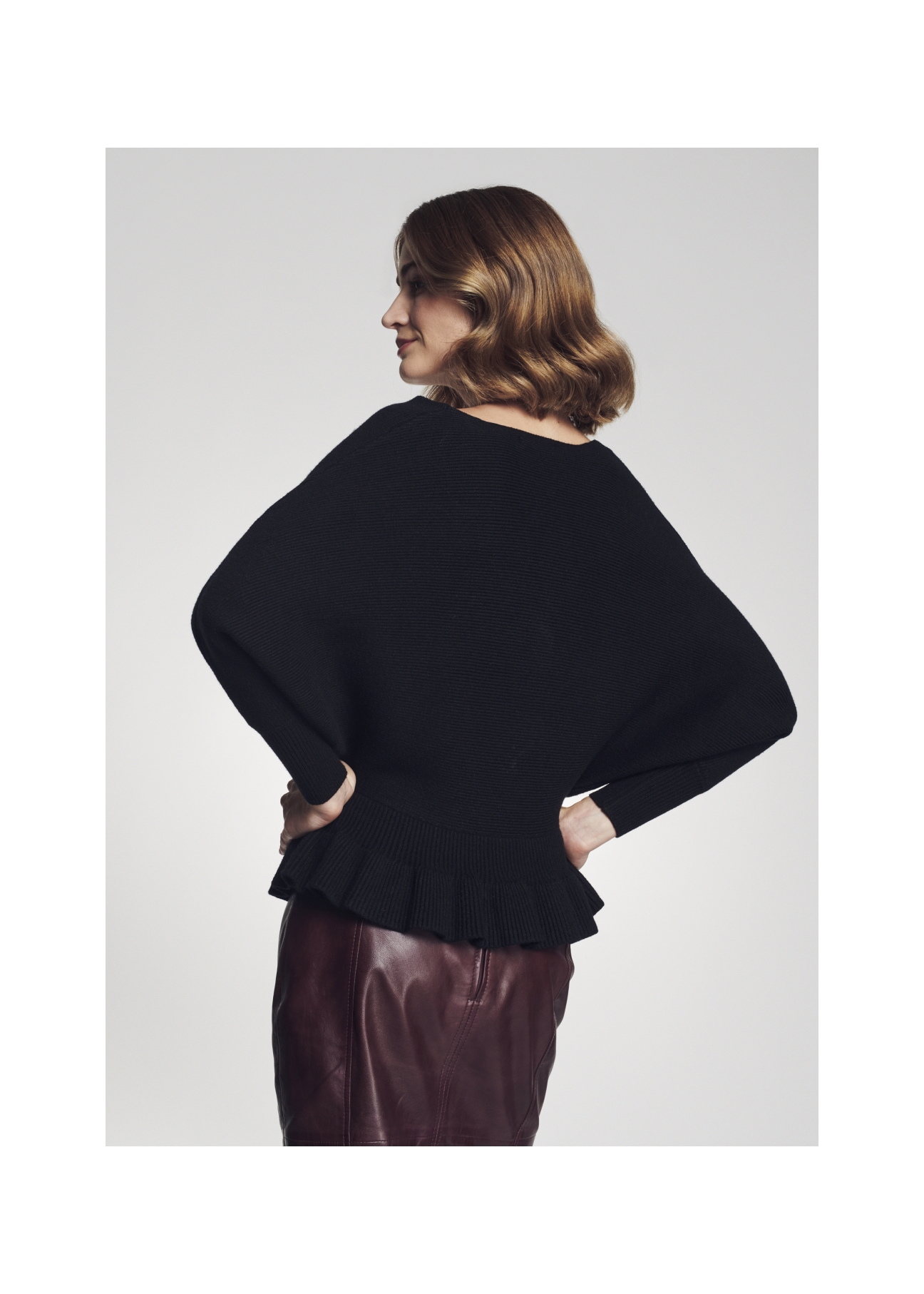 Czarny sweter damski z taliowaniem SWEDT-0126-99(Z22)-03