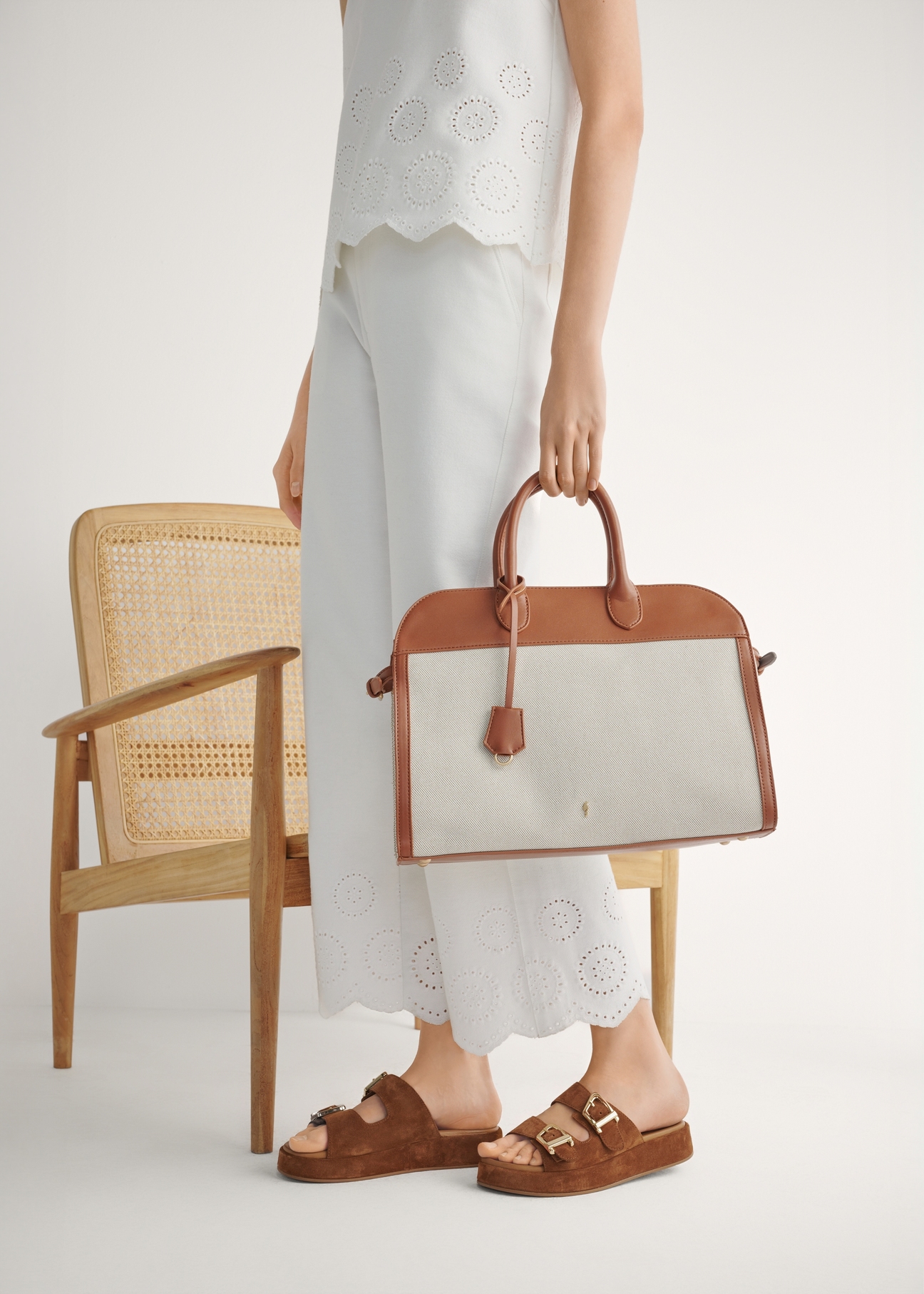 Zamszowe klapki damskie na platformie BUTYD-1242-1D(W26), widok produktu z boku na stopach modelki.