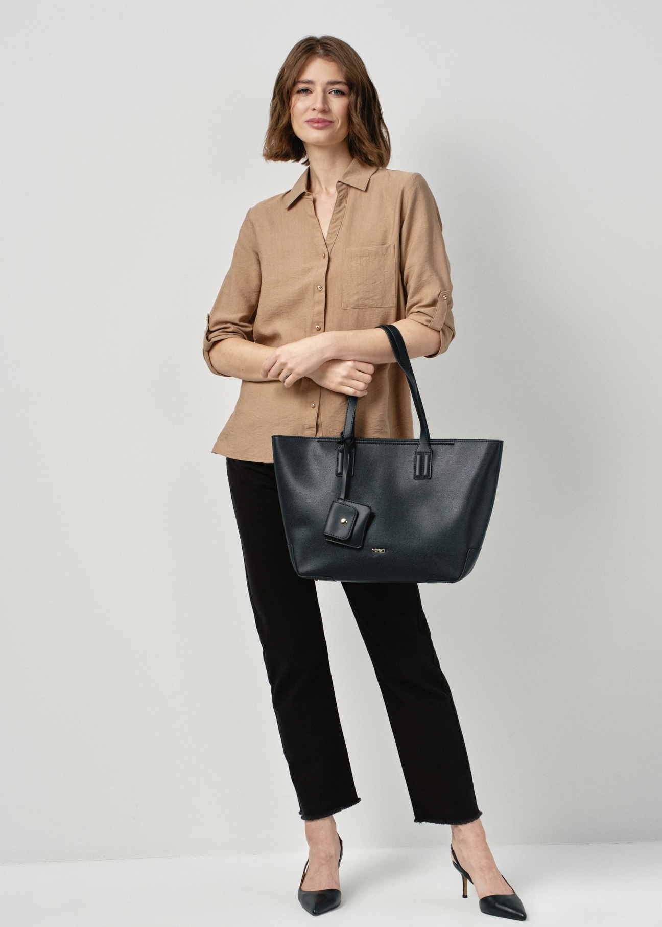 Czarna torebka shopper z imitacji skóry TOREC-0908-99(W24)-09
