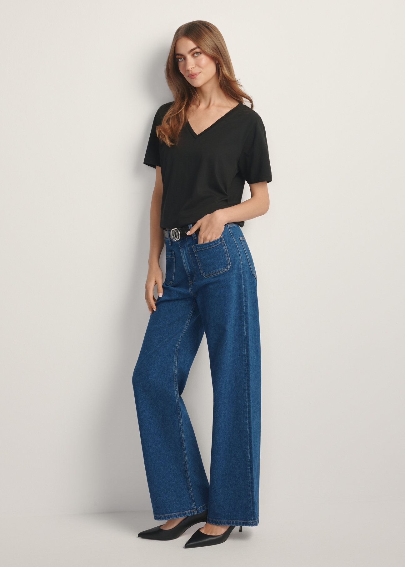 Czarny T-shirt damski basic TSHDT-0120-99(W25), widok produktu od przodu na modelce, widoczna cała sylwetka.