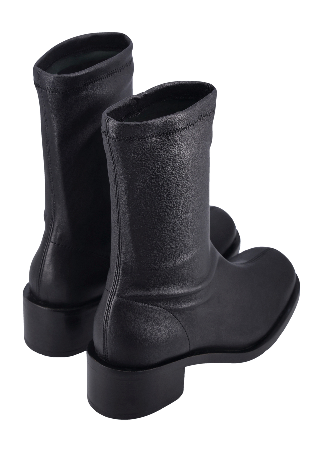 Czarne skórzane botki damskie BUTYD-1360-99(Z26), widok produktu z tyłu na białym tle.