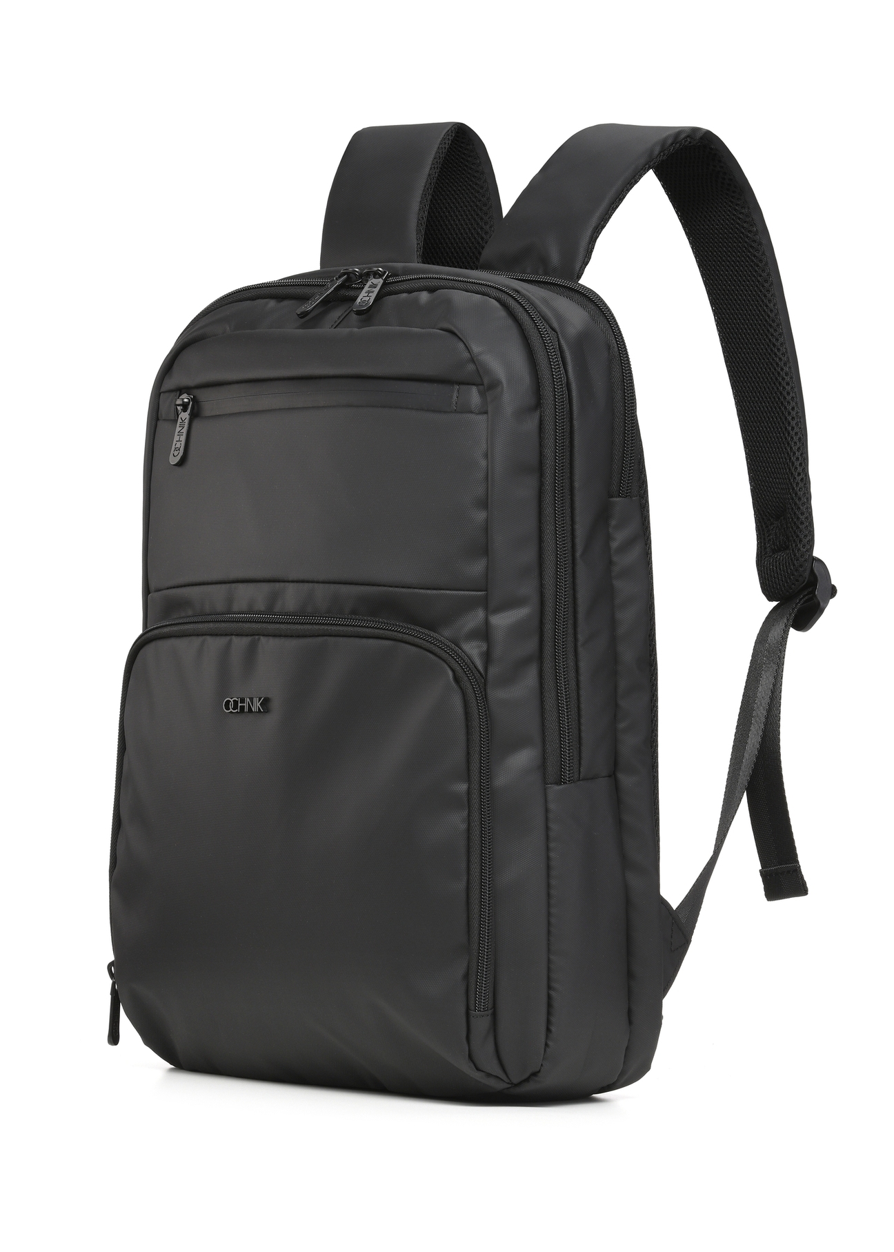 Czarny plecak męski TORMN-0410-99(W26) - widok produktu z lekko po skosie, na białym tle. 