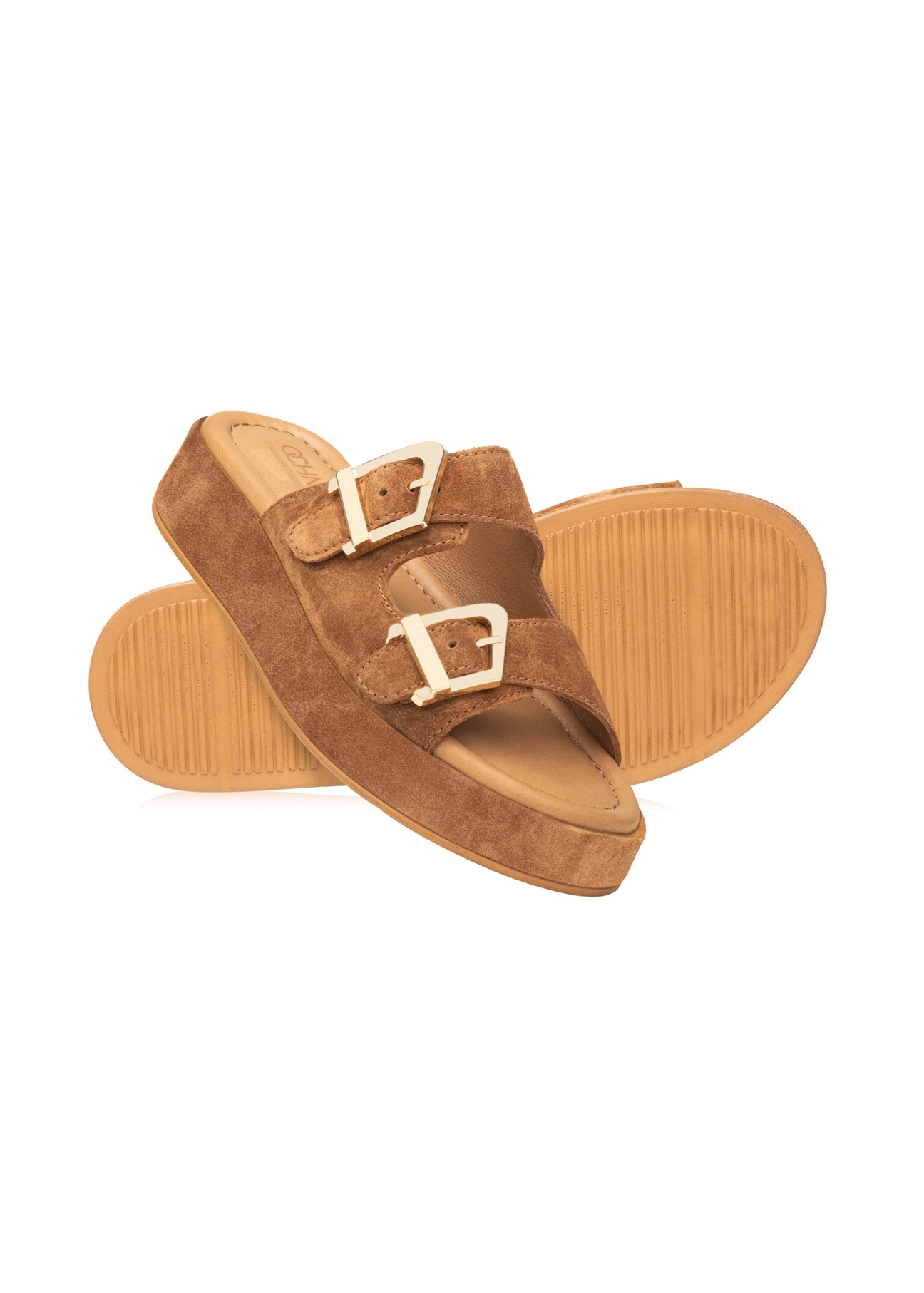 Zamszowe klapki damskie na platformie BUTYD-1241-1D(W26), widok produktu skosem na białym tle.