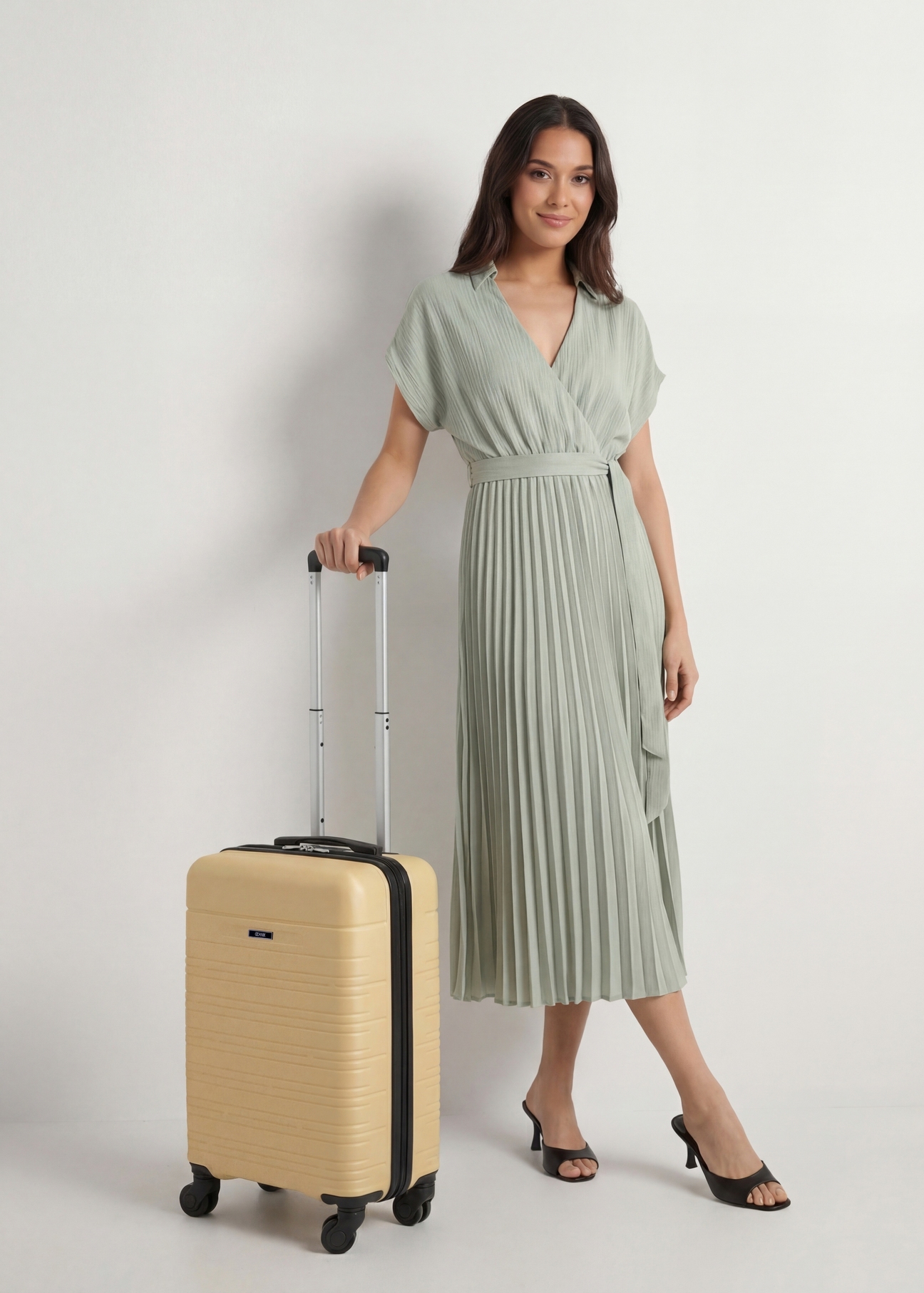 Walizka mała na kółkach WALAB-0083-2B-19(W26), widok produktu skosem obok sylwetki modelki.
