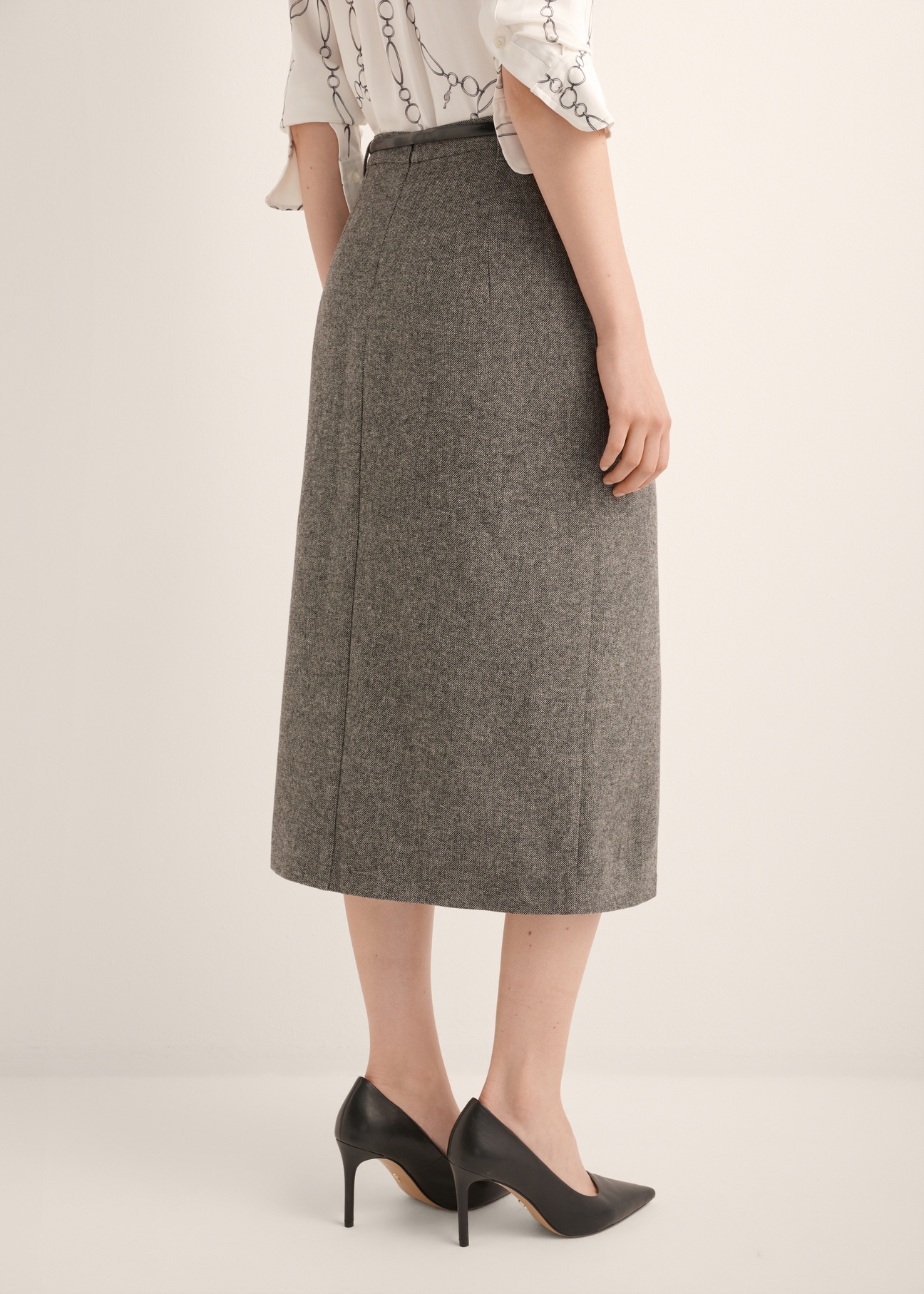 Szara wełniana spódnica midi SPCDT-0133-9D(Z26), widok produktu od tyłu na modelce, widoczna połowa sylwetki.