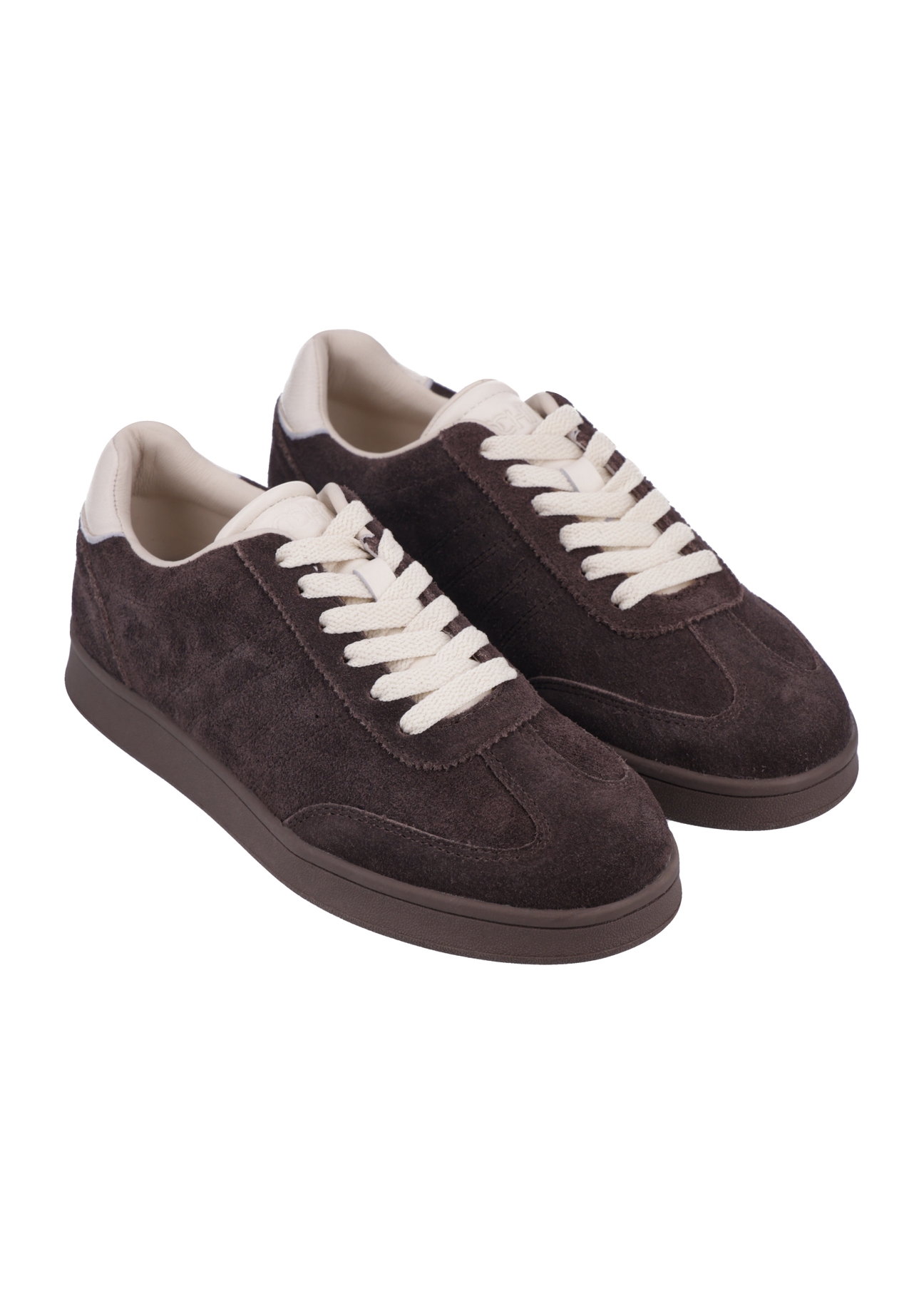 Zamszowe buty sportowe w kolorze ciemnobrązowym BUTYD-1317-1 I(Z26), widok produktu skosem na białym tle.
