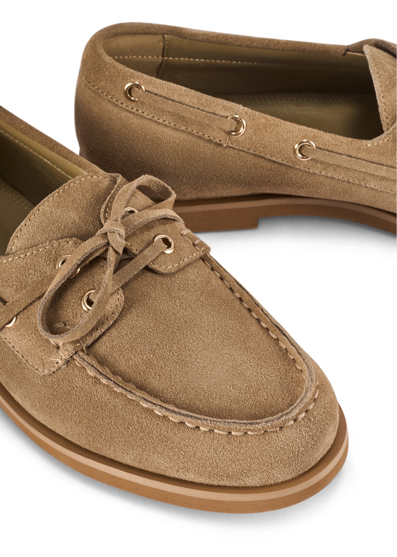 Skórzane mokasyny damskie w kolorze chłodnego beżu BUTYD-1240-1K(W26), zbliżenie na detal produktu na białym tle.