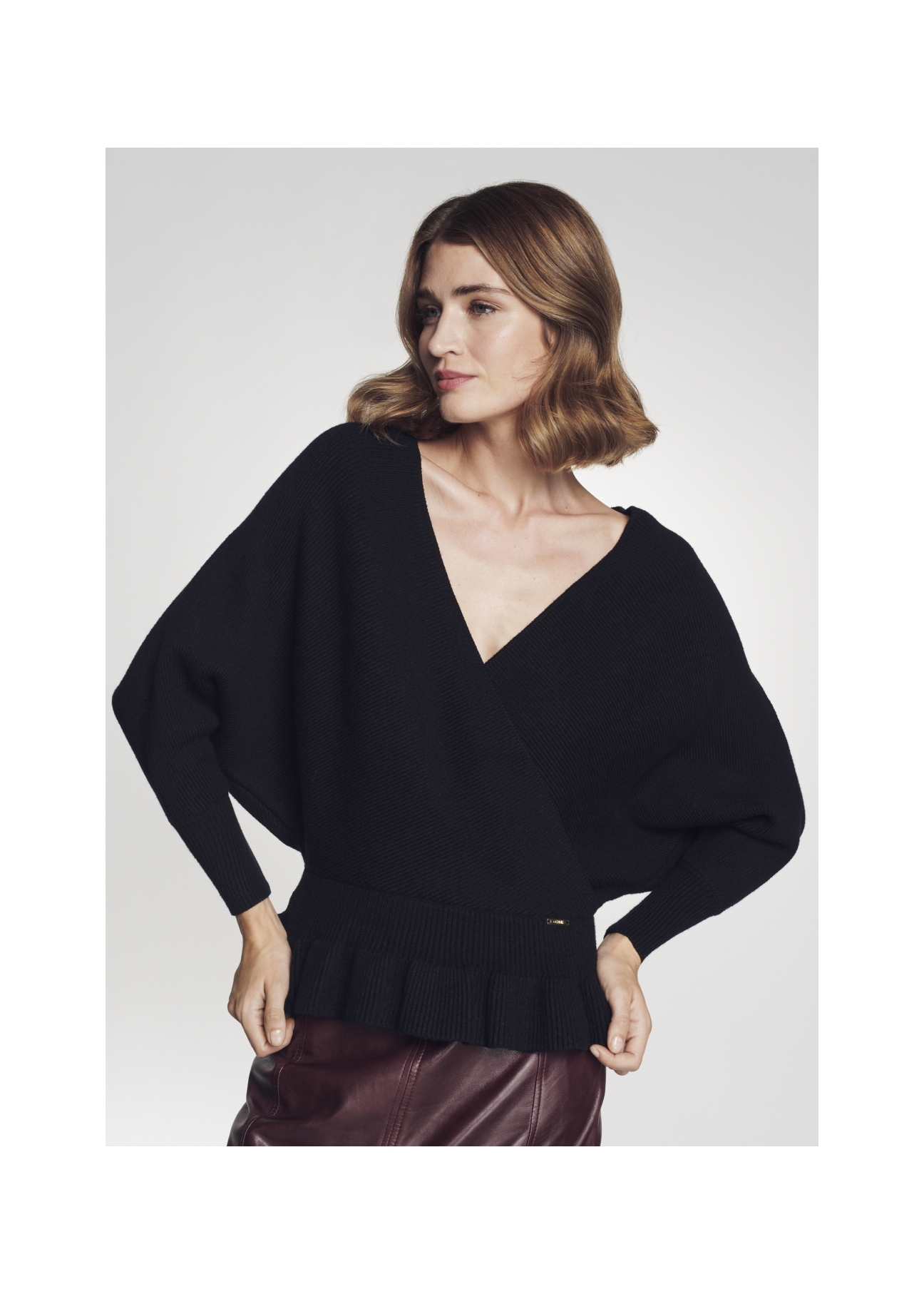 Czarny sweter damski z taliowaniem SWEDT-0126-99(Z22)-01