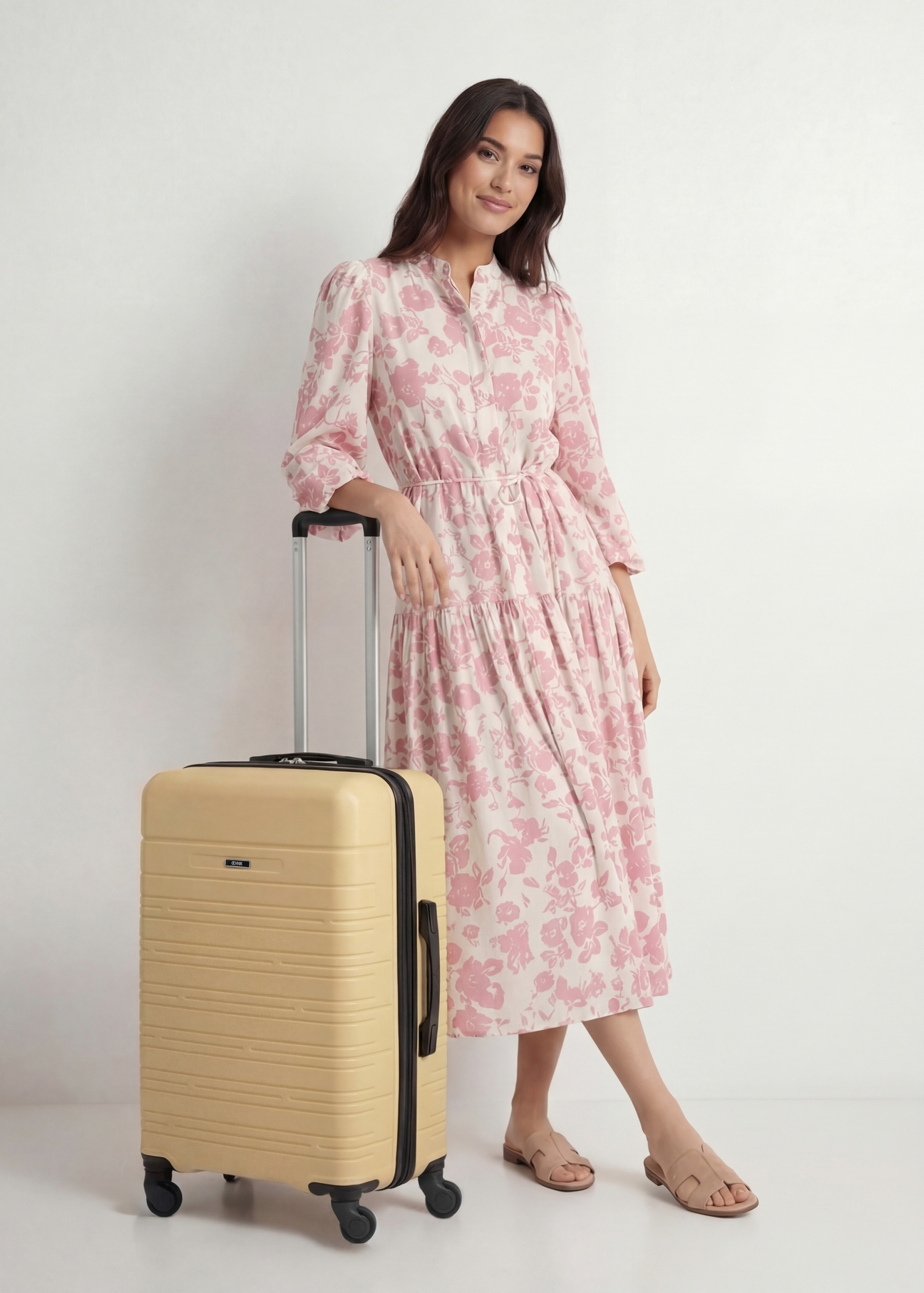 Walizka średnia na kółkach WALAB-0083-2B-24(W26), widok produktu skosem obok sylwetki modelki.