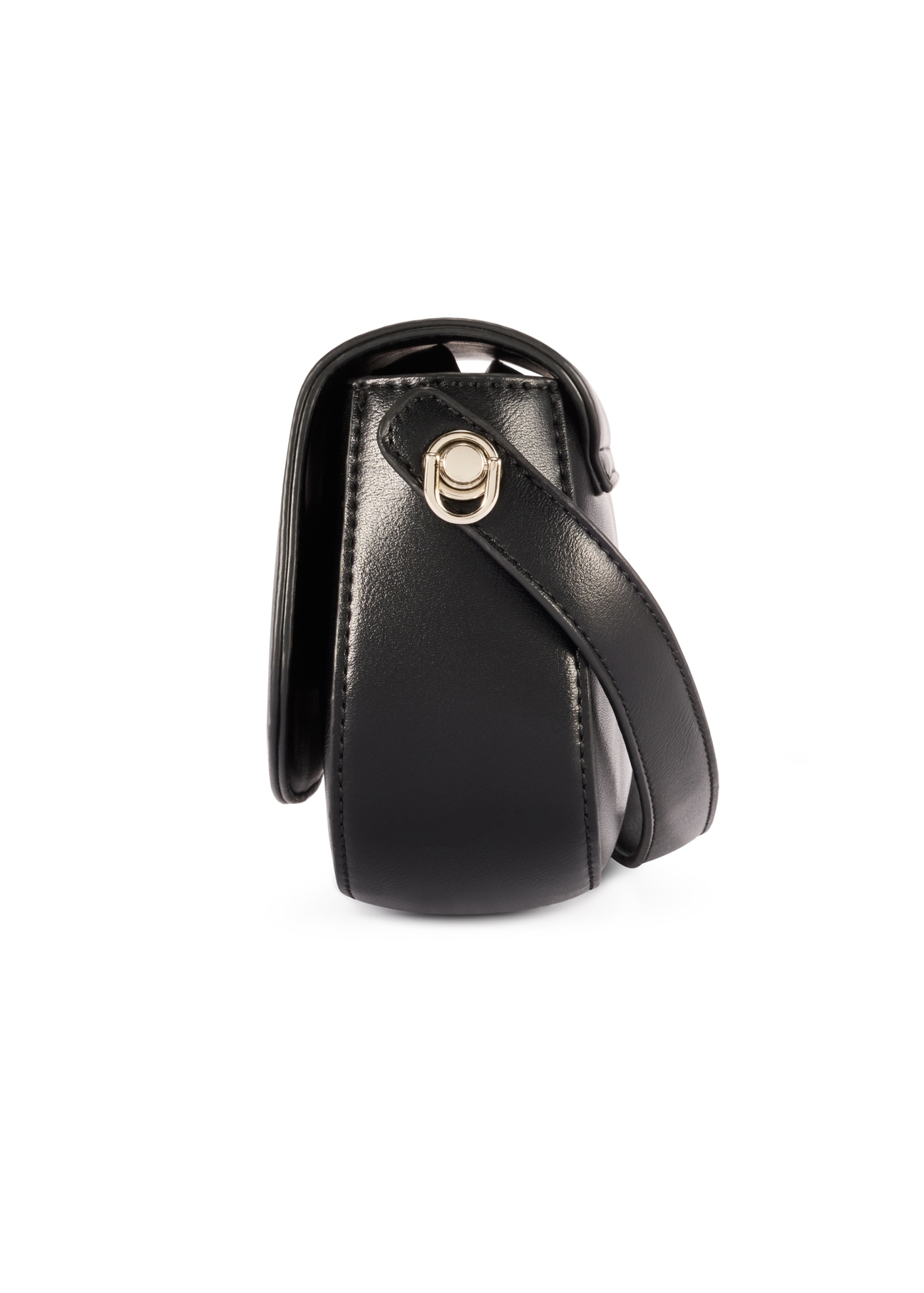 Mała czarna torebka listonoszka damska TOREC-1185-99(W26), widok produktu z boku na białym tle.