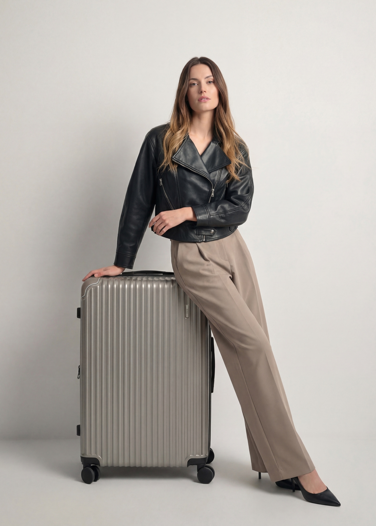 Walizka duża na kółkach WALAB-0073-2X-28(W26), widok produktu od przodu przy modelce, widoczna cała sylwetka.