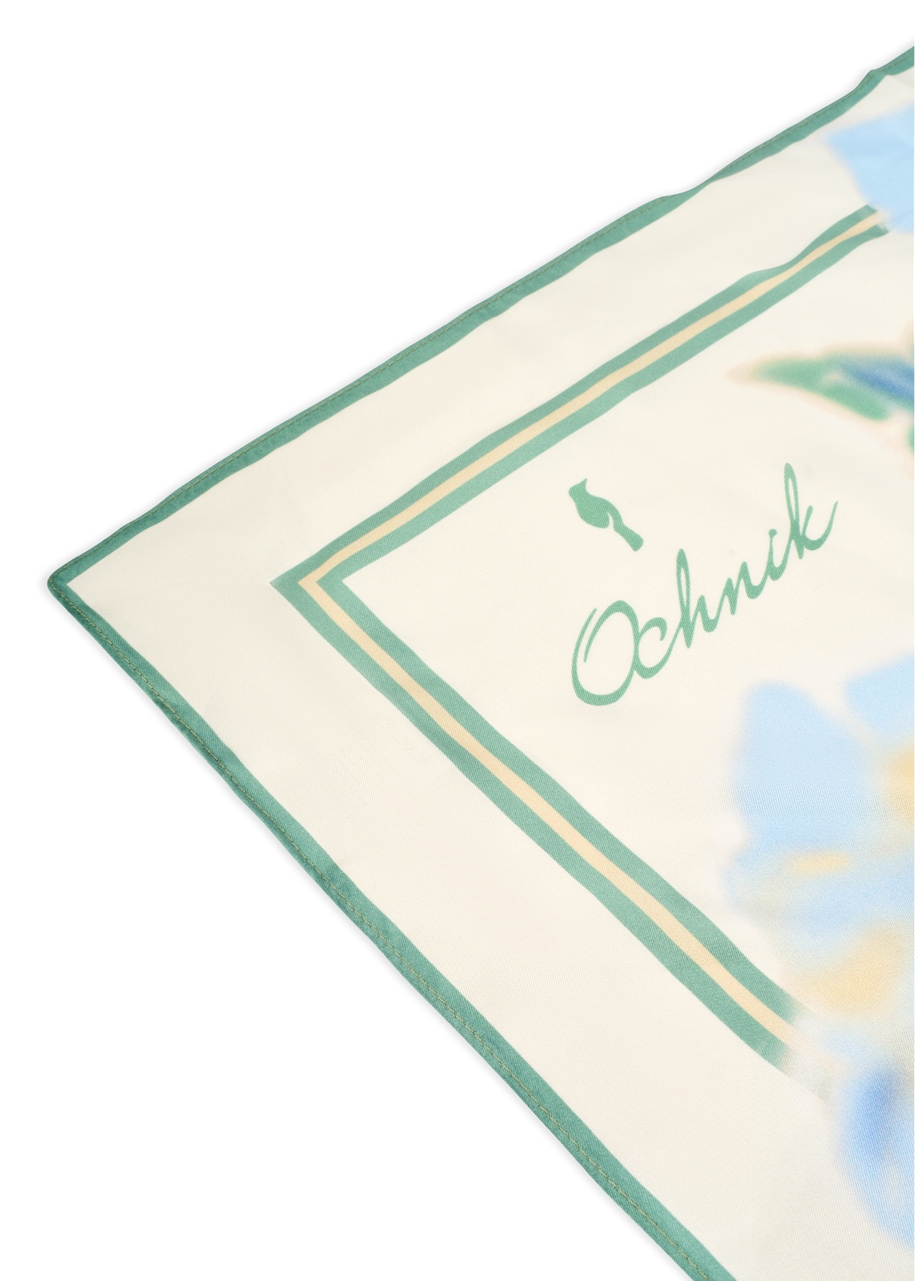 Kremowy szalik damski z jedwabiu SZADT-0188-7B(W26), zbliżenie na detal produktu na białym tle.