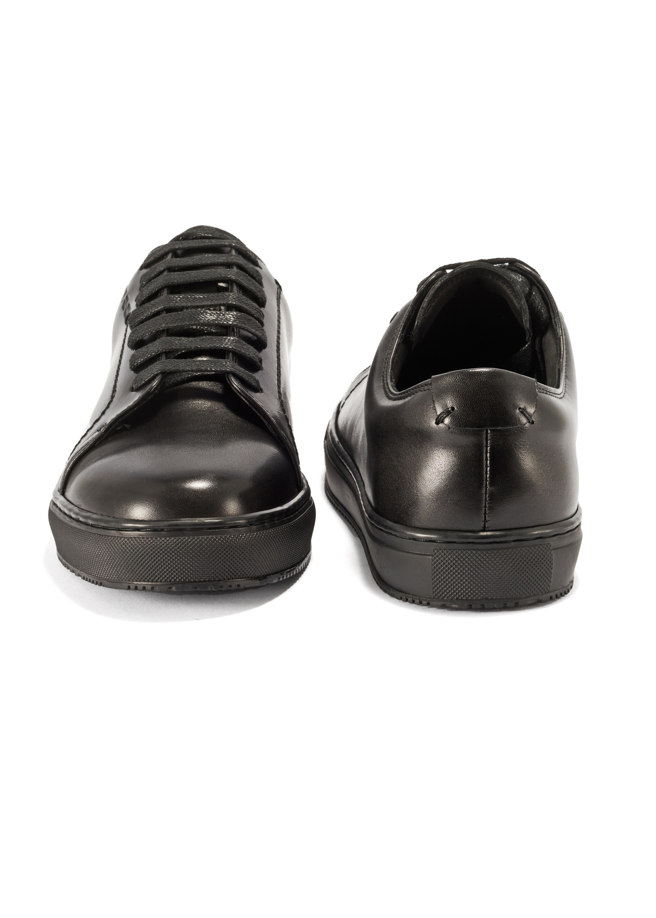 Skórzane czarne buty sportowe BUTYM-0508-99(Z25), widok produktu od przodu i tyłu na białym tle.