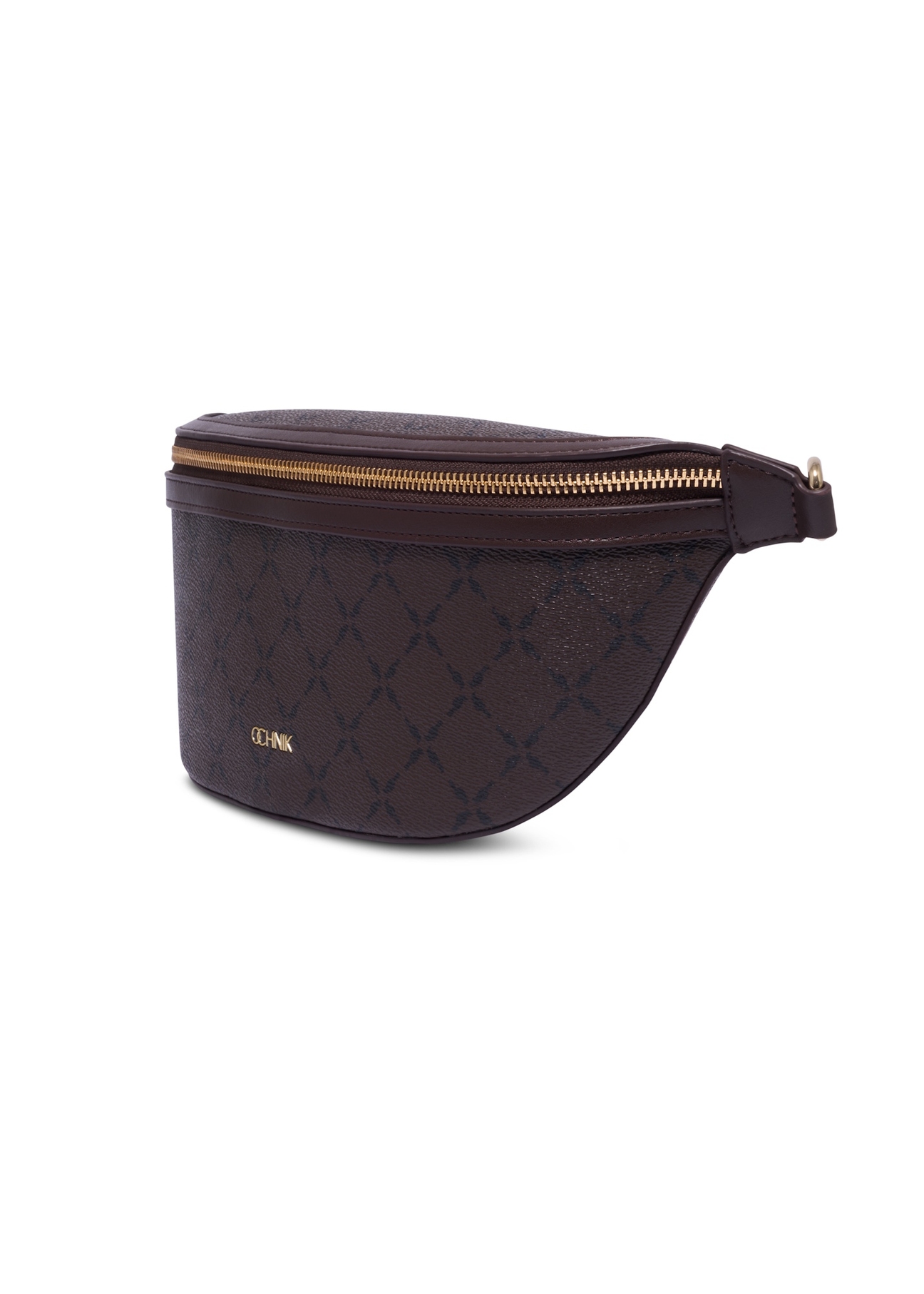 Brązowa nerka z monogramem TOREC-0981-1P(Z26), widok produktu skosem na białym tle.