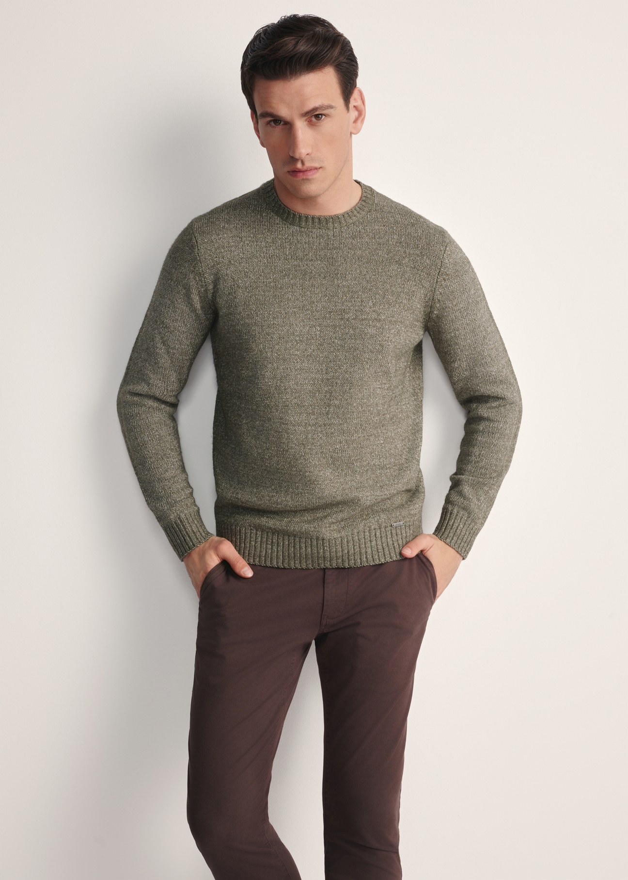 Sweter męski khaki SWEMT-0170-55(Z25), widok produktu z przodu na modelu. Widoczna połowa sylwetki.