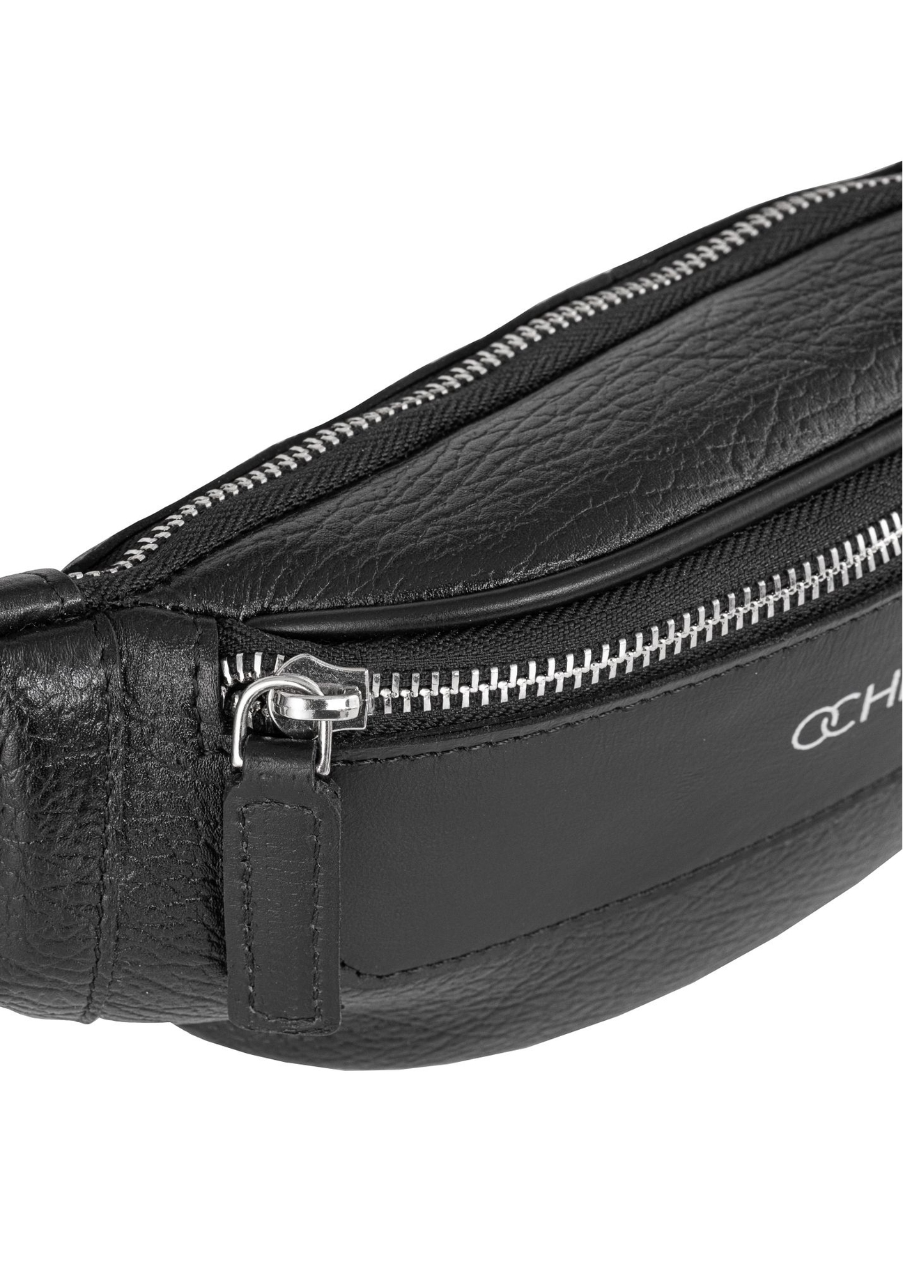 Czarna skórzana nerka męska z logo TORMS-0295A-99(Z25) - zbliżenie na detal na białym tle. 