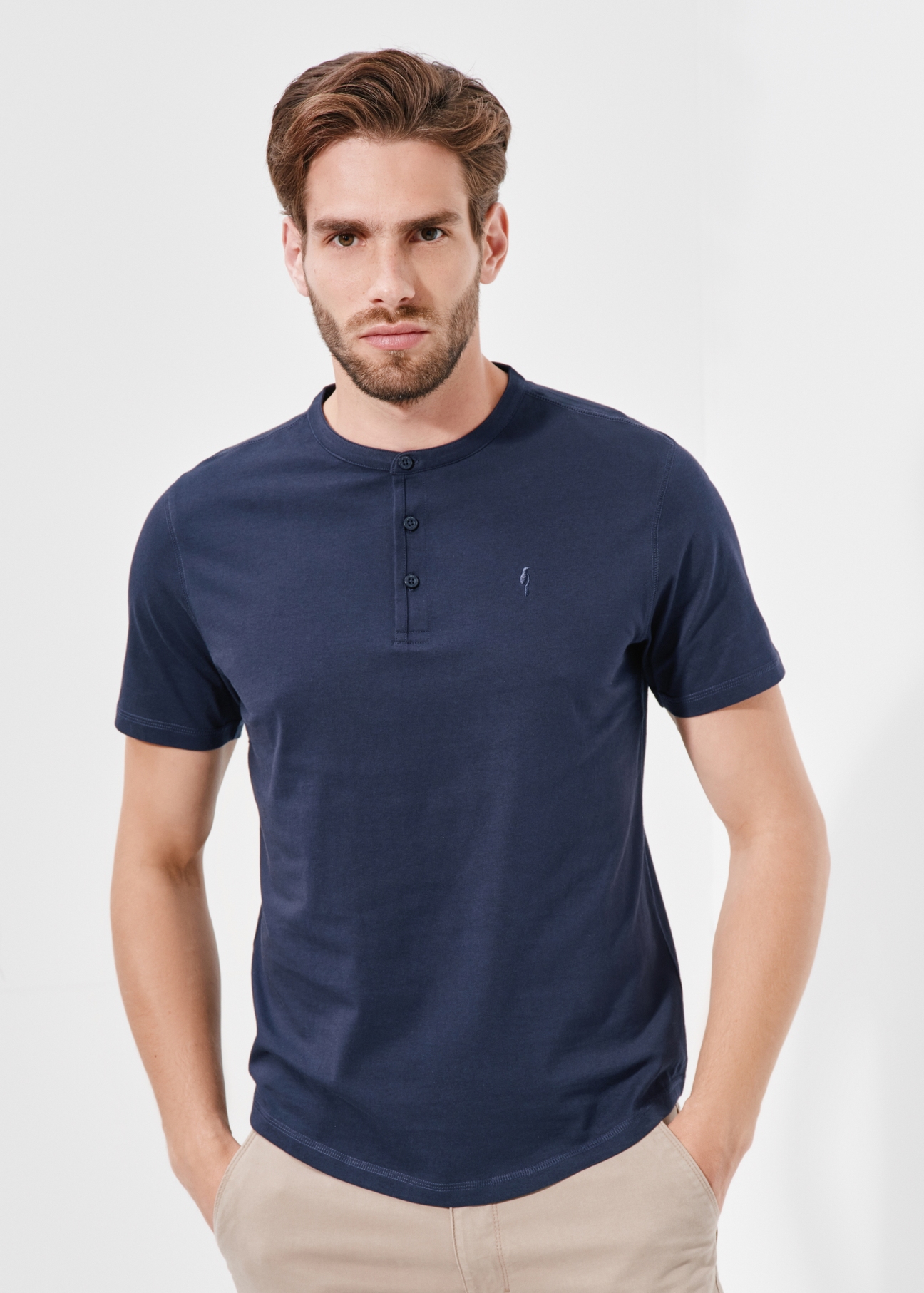 Granatowy T-shirt typu henley męski TSHMT-0104-68(W24)-03