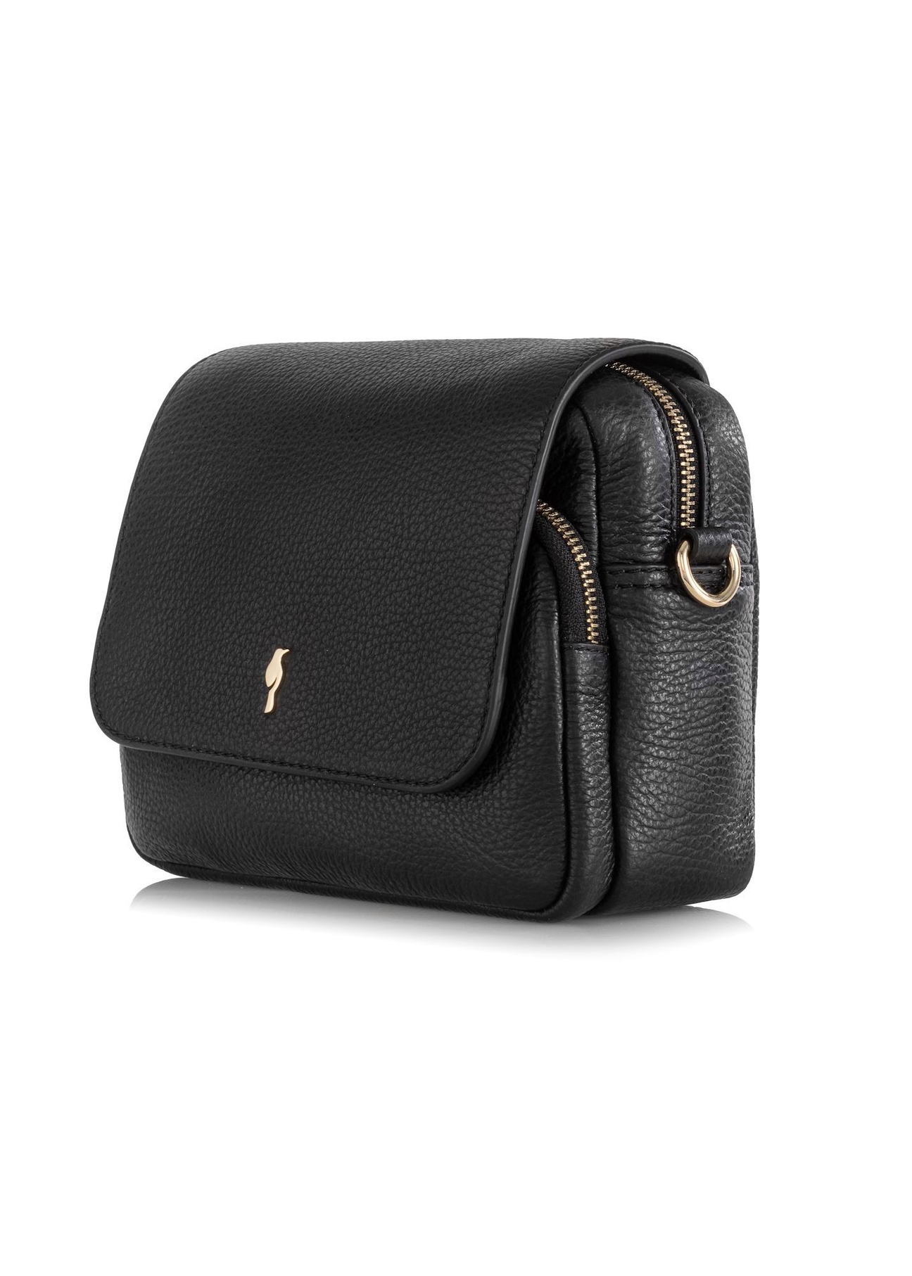 Czarna mała skórzana torebka damska TORES-0958E-9I(W26), widok produktu skosem na białym tle.