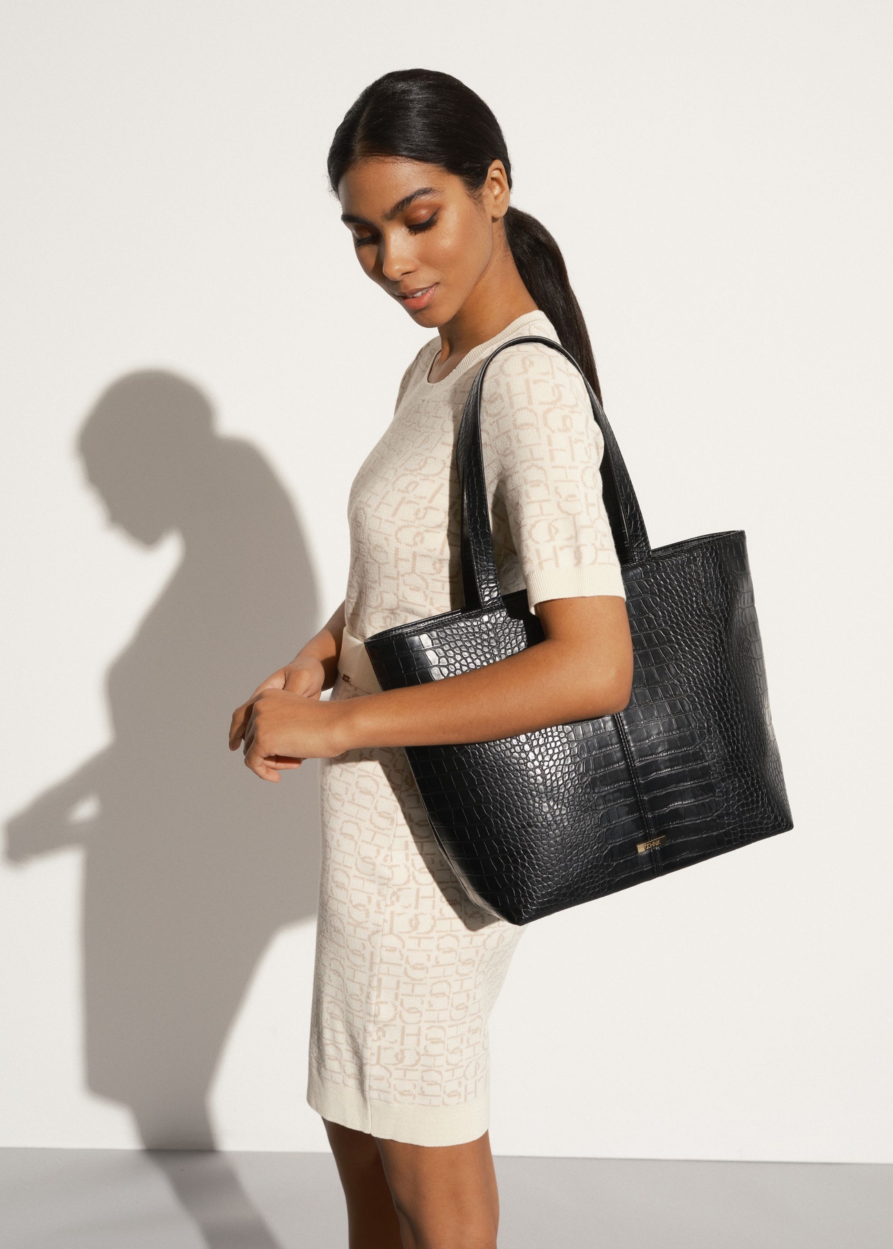 Czarna torebka shopper damska croco TOREC-0810-99(W23)-07