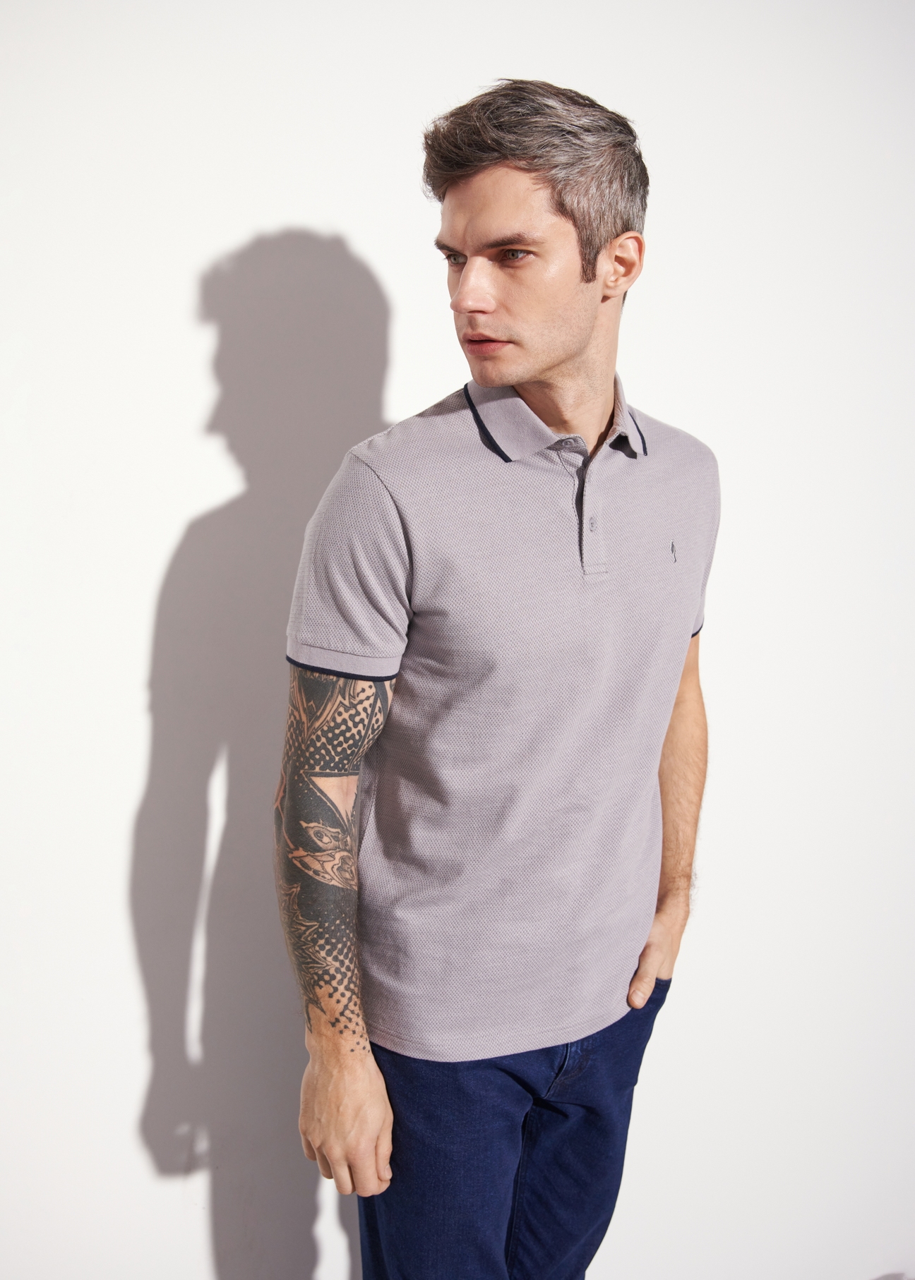 Szara koszulka polo w kropki POLMT-0062-91(W23)-02