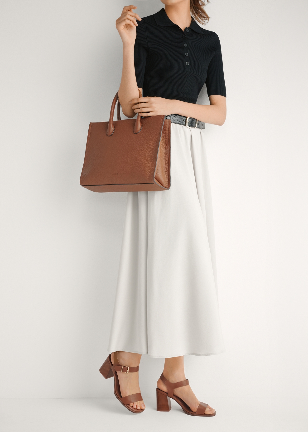 Skórzane sandały damskie w kolorze brązowym BUTYD-1178-1D(W26), widok produktu z boku na stopach modelki.