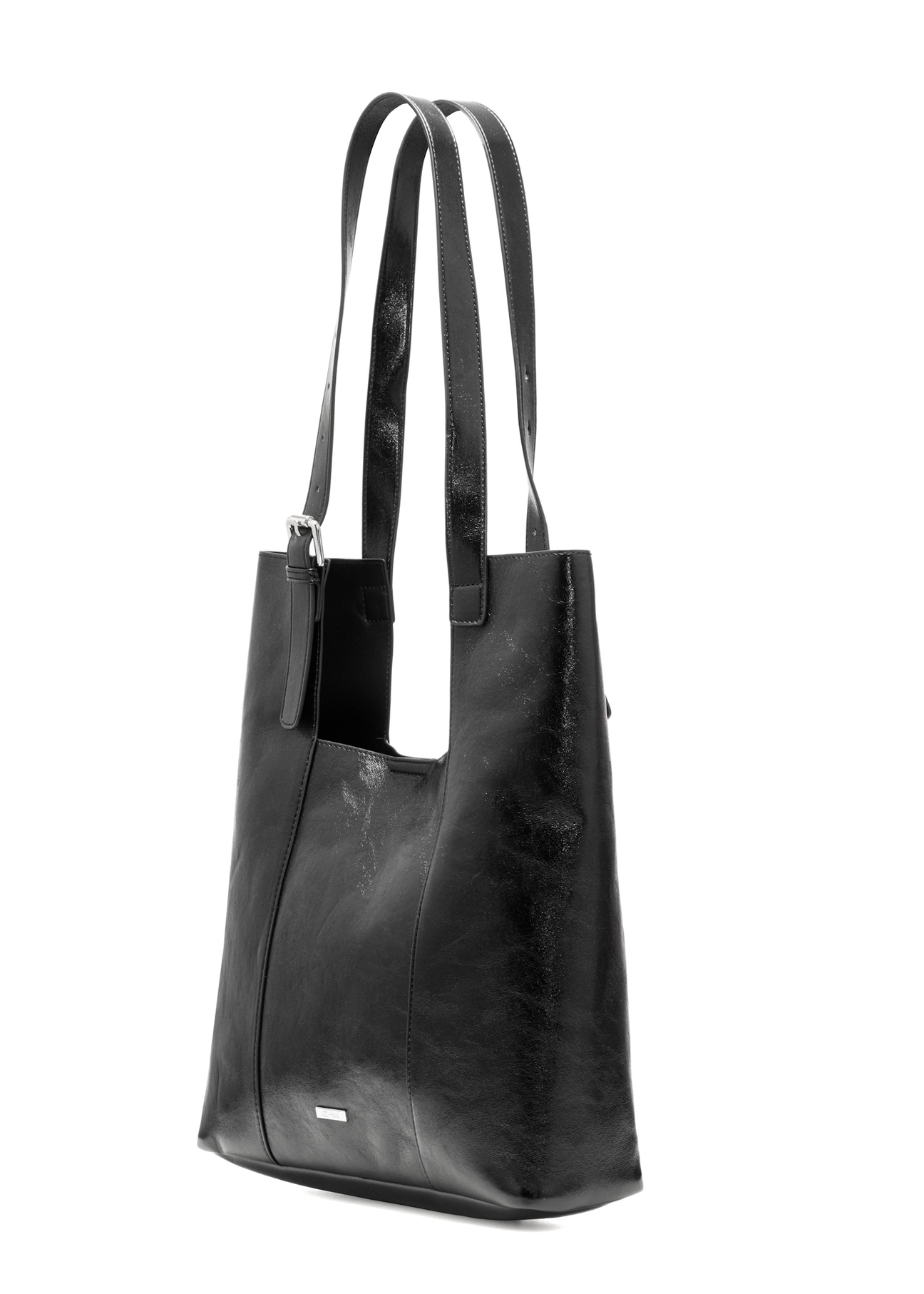 Czarna damska torebka shopper TOREC-1086-99(Z25), widok skosu produktu na białym tle. 