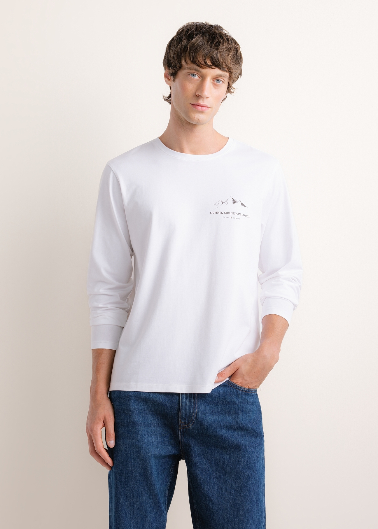 Biały longsleeve męski z nadrukiem LSLMT-0014-0A(Z26), widok produktu z przodu na modelu. Widoczna cała sylwetka.