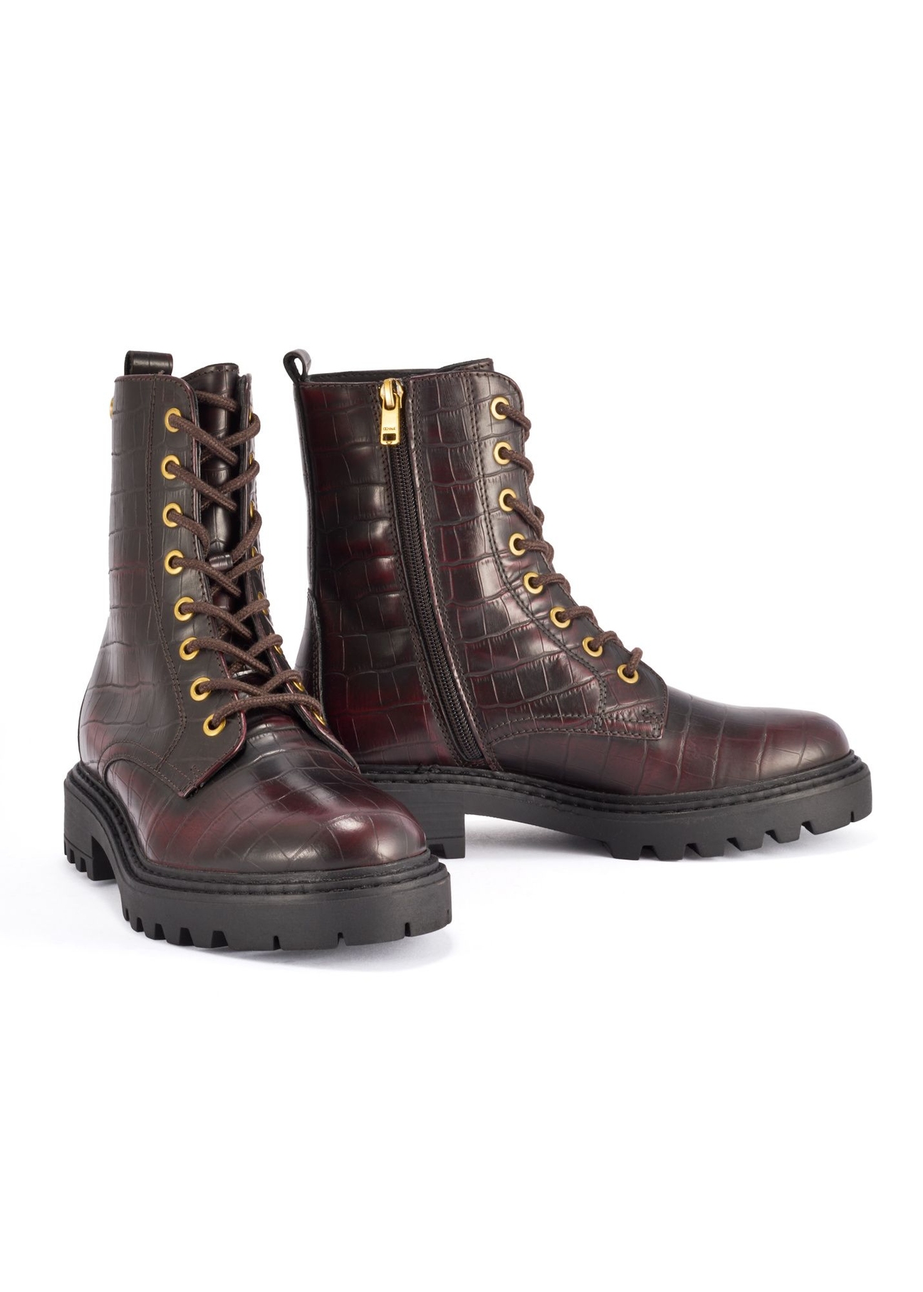 Bordowe botki damskie croco BUTYD-1192-4E(Z26), widok produktu skosem na białym tle.