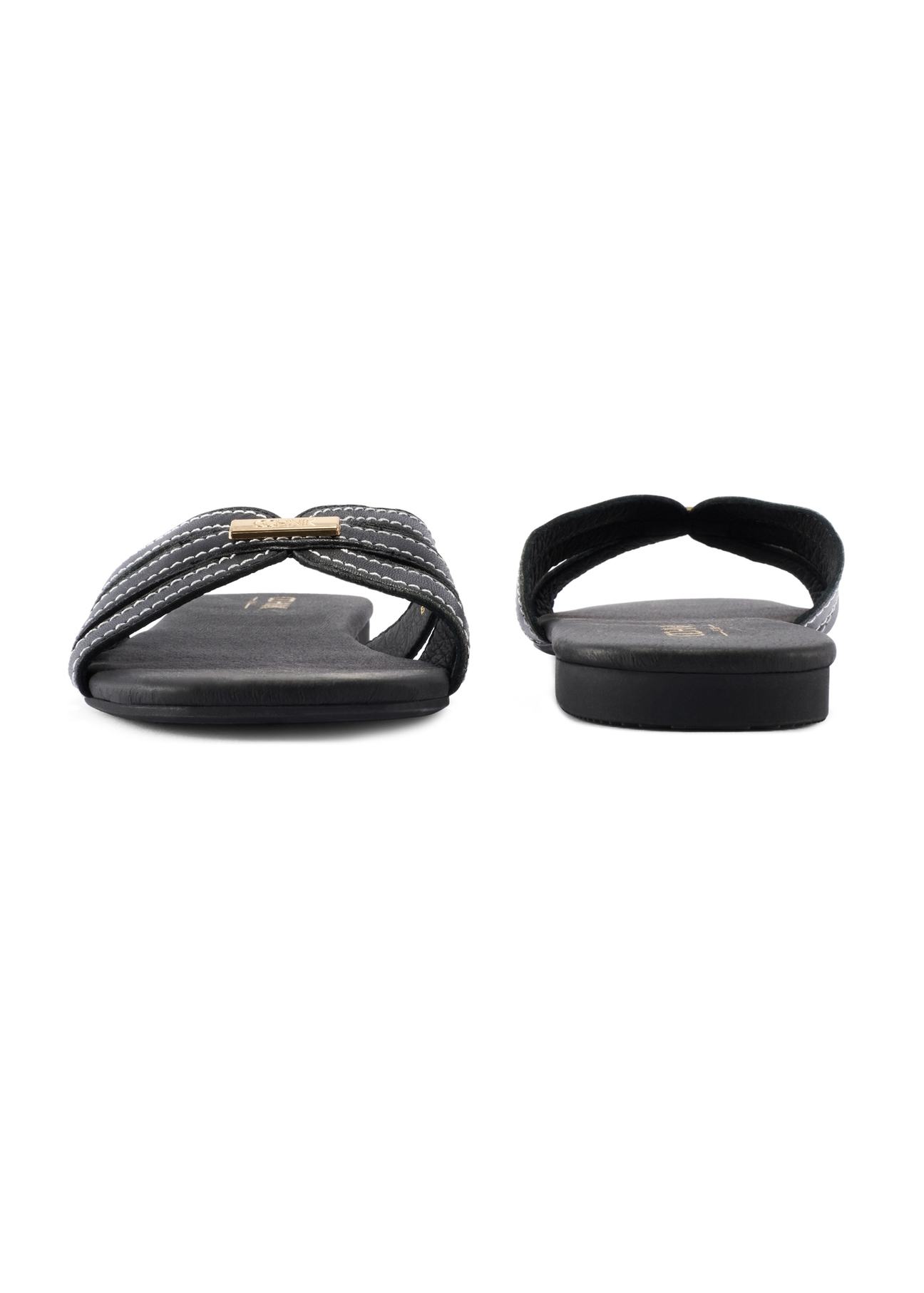 Czarne klapki damskie z przeszyciami BUTYD-1223-99(W26), widok produktu z przodu i tyłu na białym tle.