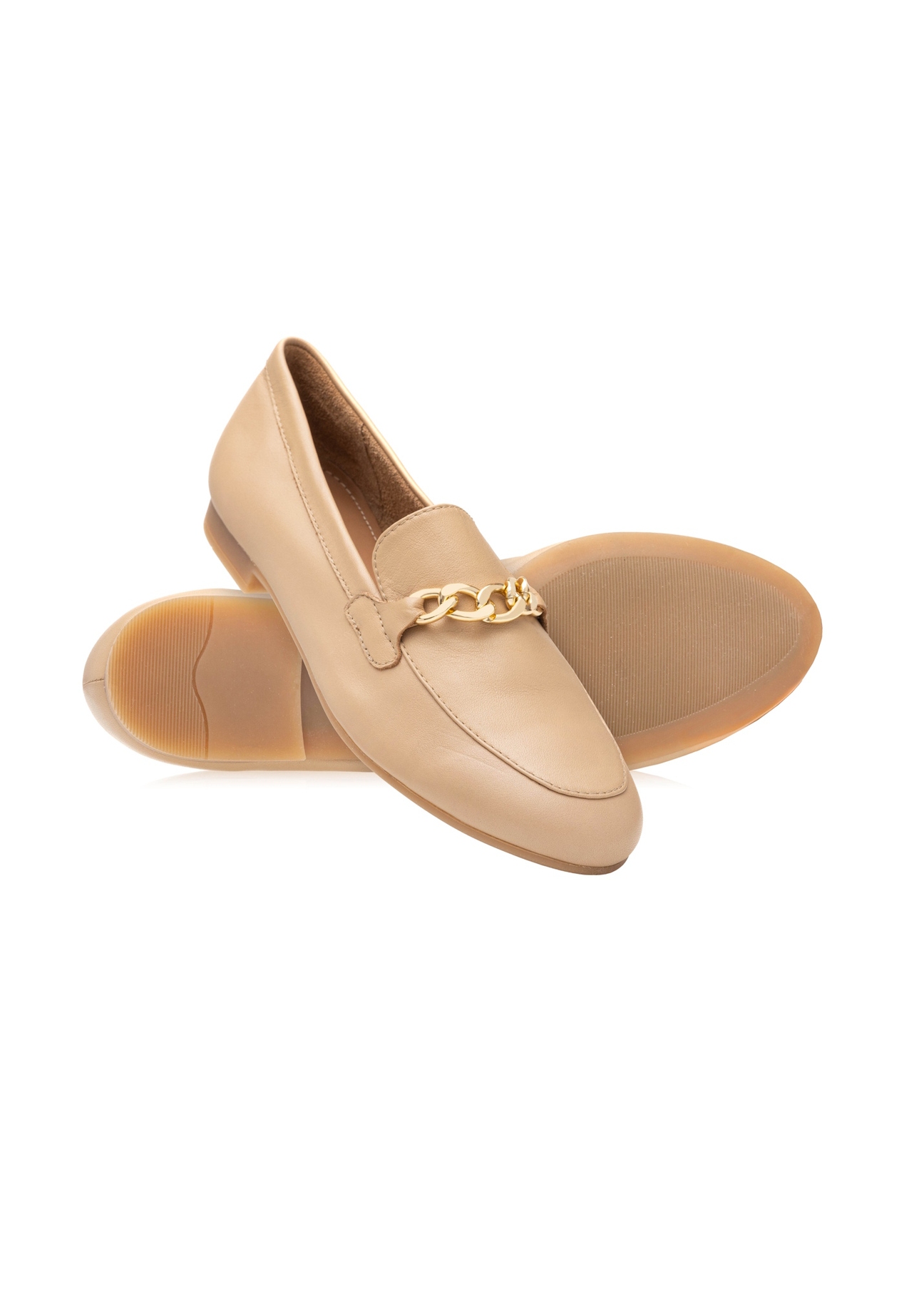 Skórzane ciemnobeżowe mokasyny damskie z łańcuszkiem BUTYD-0914A-1B(W26), widok produktu skosem na białym tle.