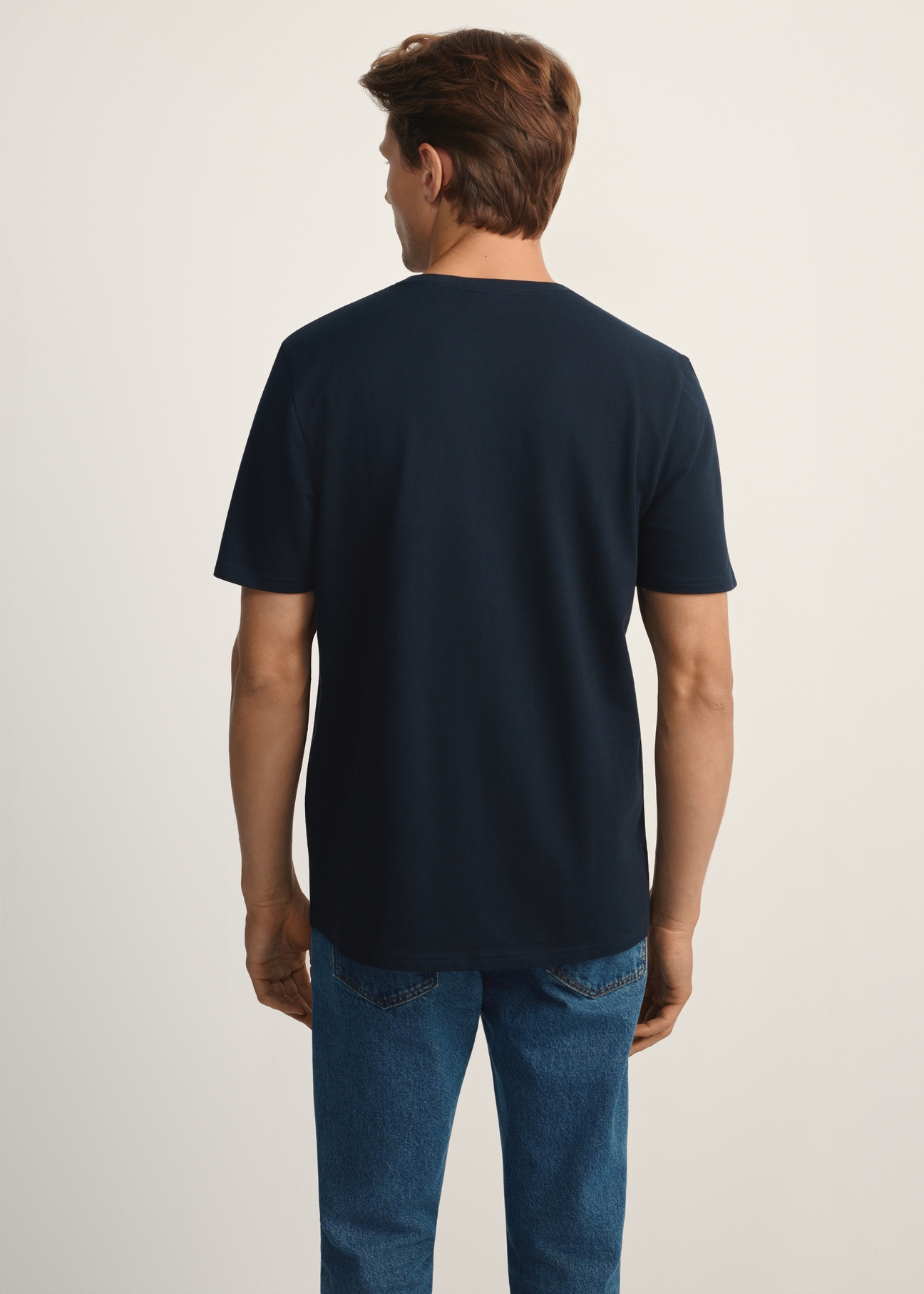 Granatowy bawełniany t-shirt męski TSHMT-0129-68(Z25), widok produktu od tyłu na modelu, widoczna połowa sylwetki.