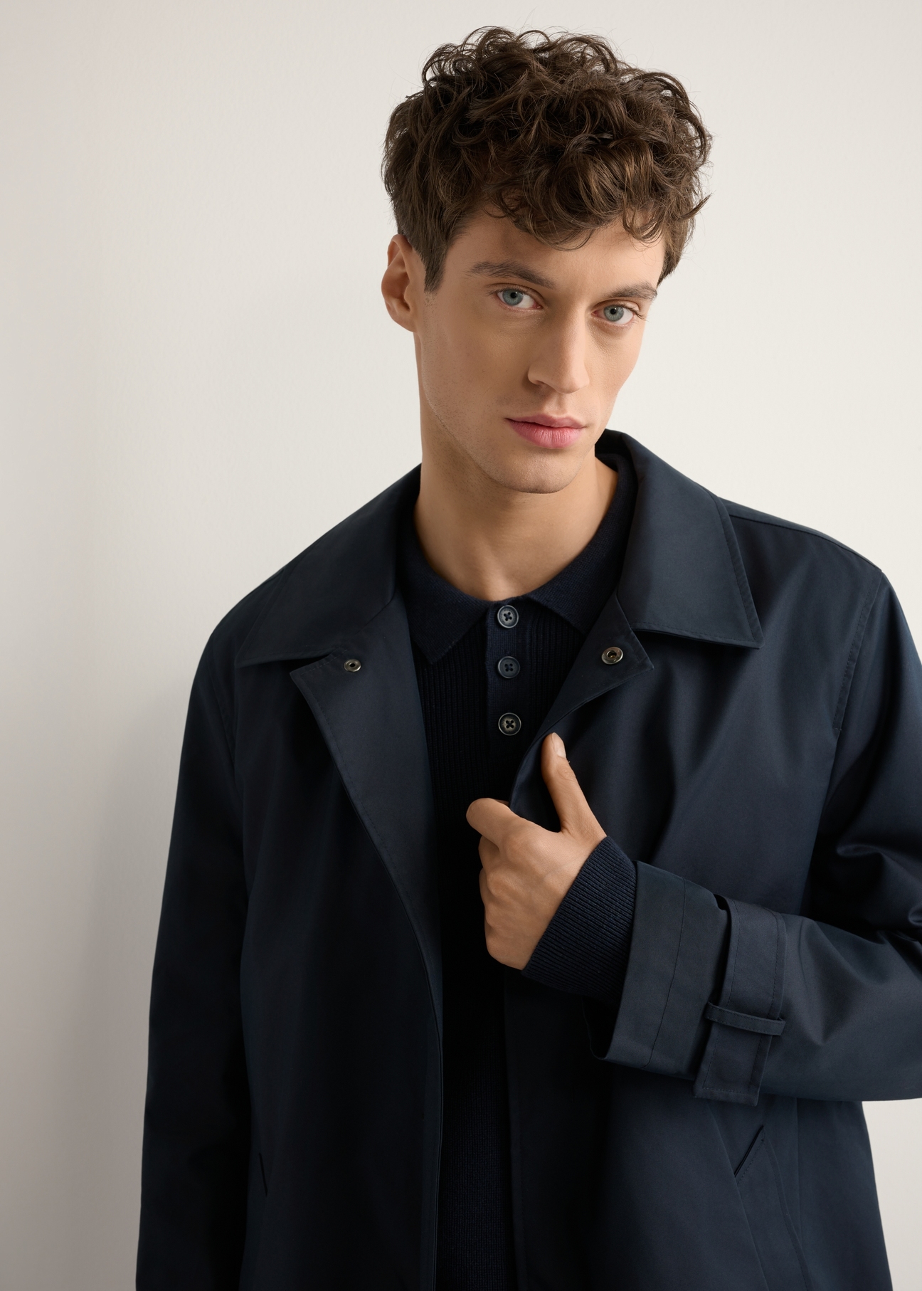 Granatowa kurtka męska z ociepleniem KURMT-0408-7D(W26) - widok produktu z przodu, na modelu, na jasnym tle. Widoczna sylwetka do połowy. 