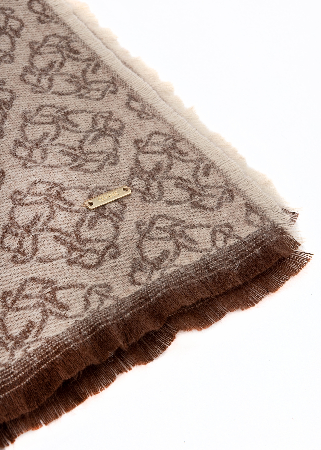 Duży brązowy szalik damski w monogram SZADT-0130A-82(Z25), zbliżenie na detal produktu, widok na białym tle.