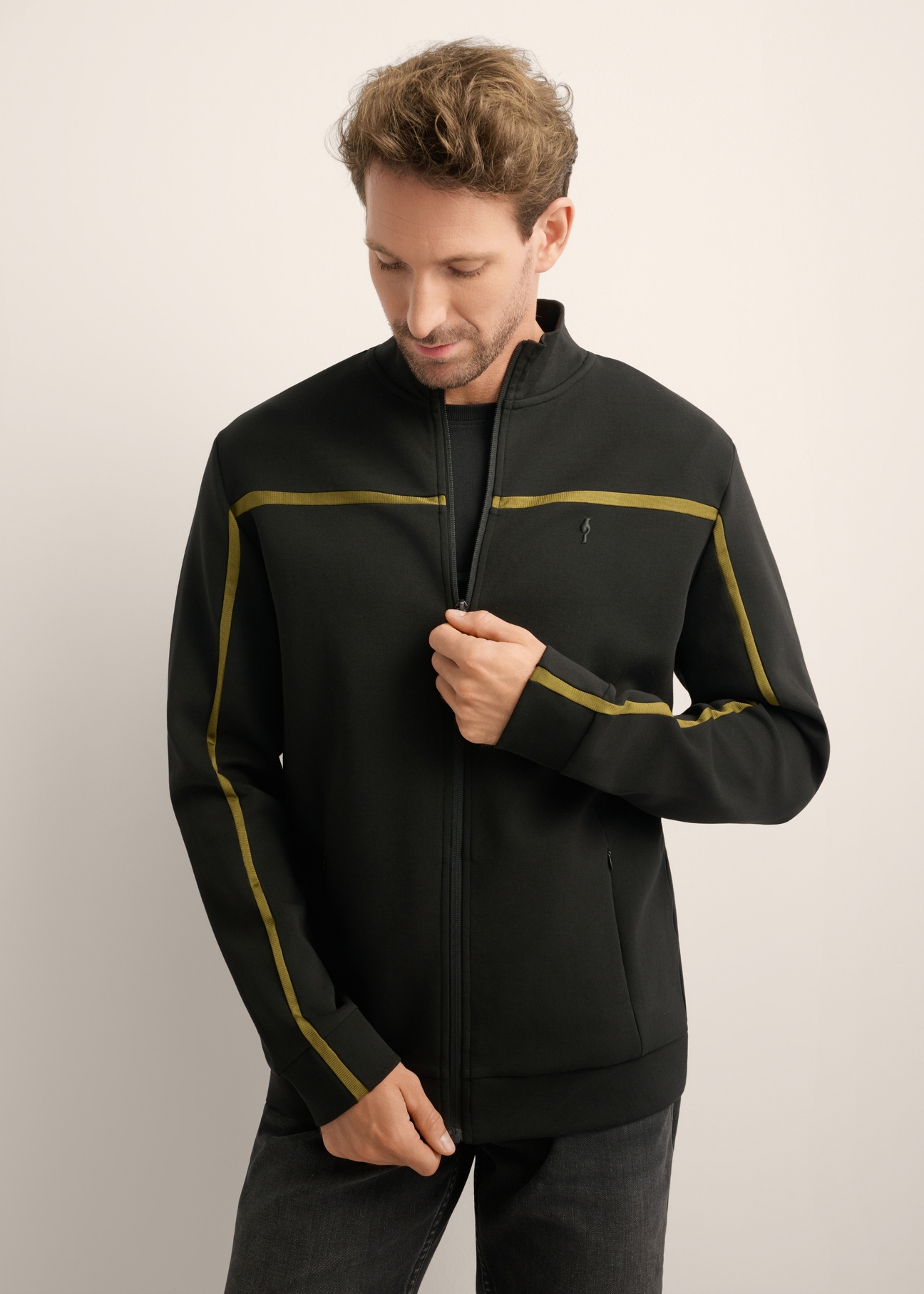 Rozpinana czarna bluza męska ze stójką BLZMT-0082-99(Z26), widok produktu z przodu na modelu. Widoczna połowa sylwetki.
