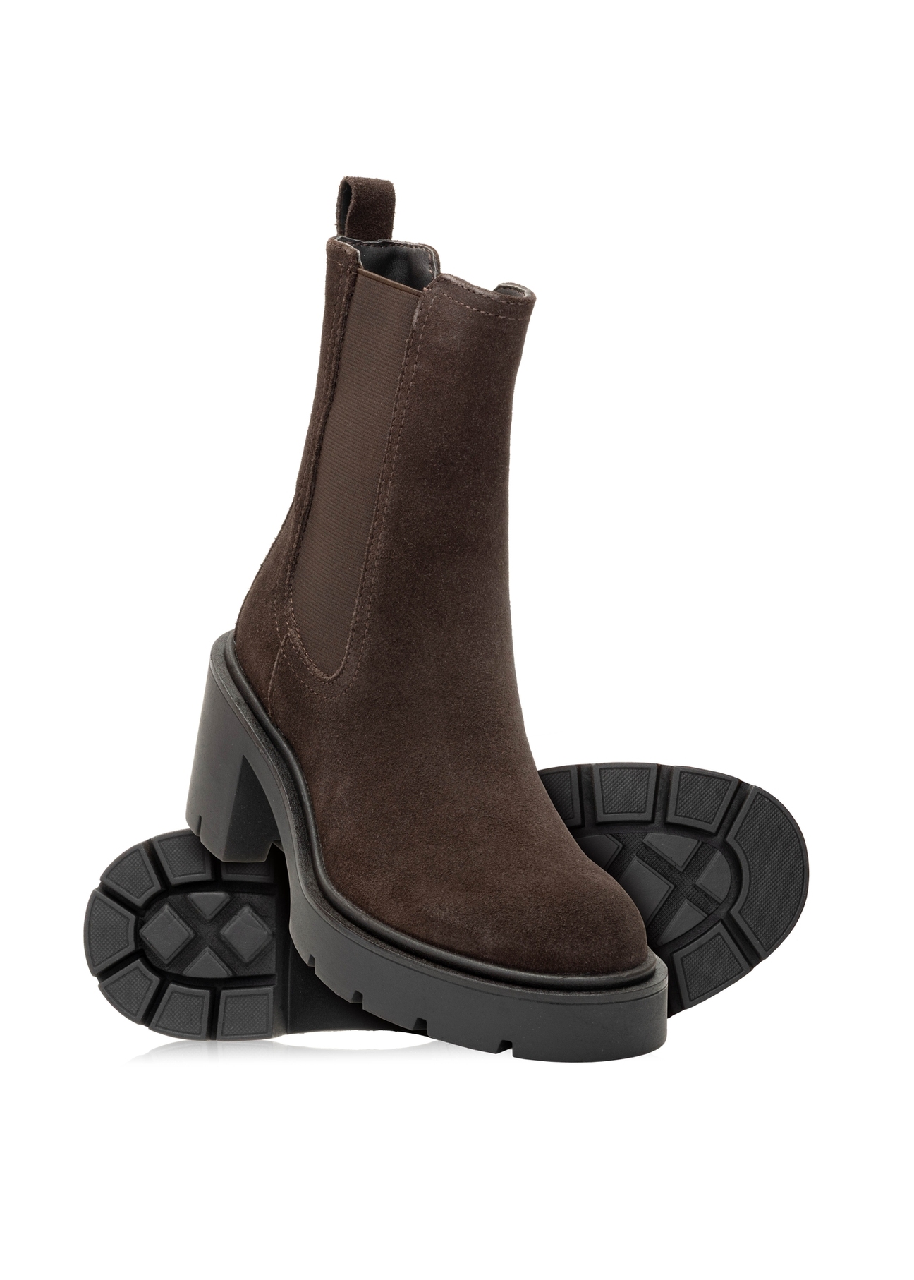 Brązowe zamszowe botki damskie na obcasie BUTYD-1094-89(Z25), widok produktu od góry i spodu na białym tle.