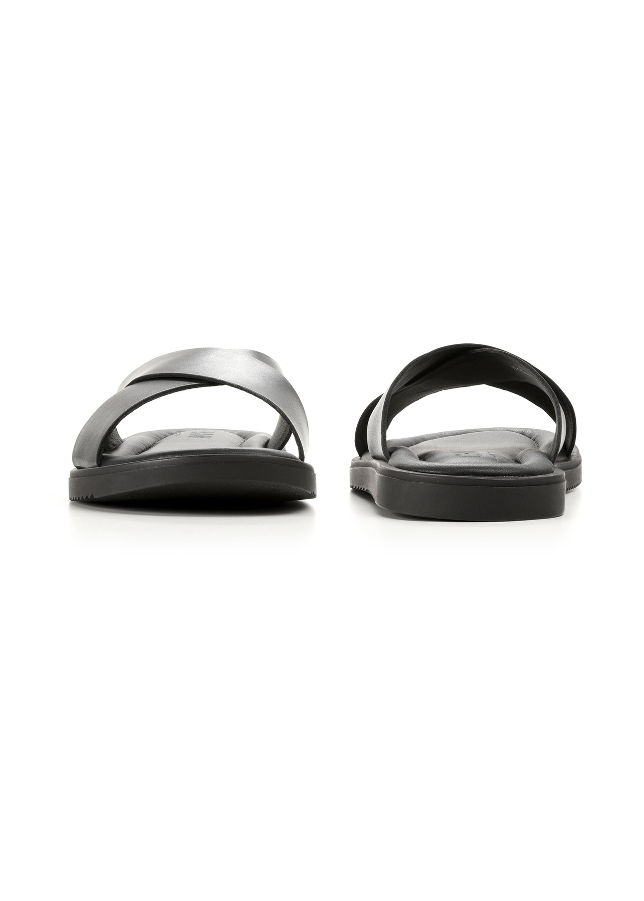 Czarne skórzane klapki męskie BUTYM-0536-99(W26), widok produktu z przodu i tyłu na białym tle.