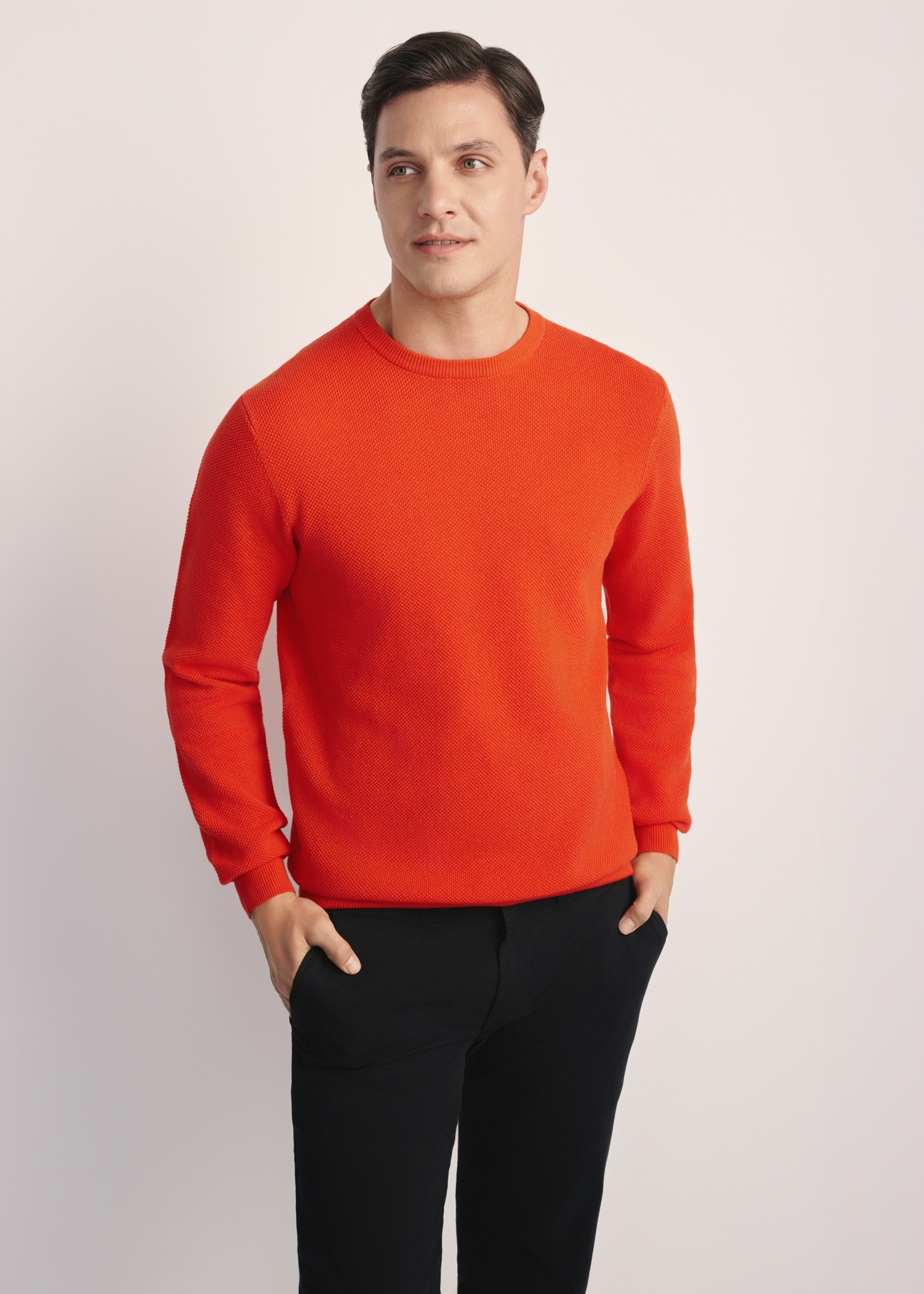 Pomarańczowy sweter męski SWEMT-0181-30(Z25), widok produktu z przodu na modelu. Widoczna połowa sylwetki.