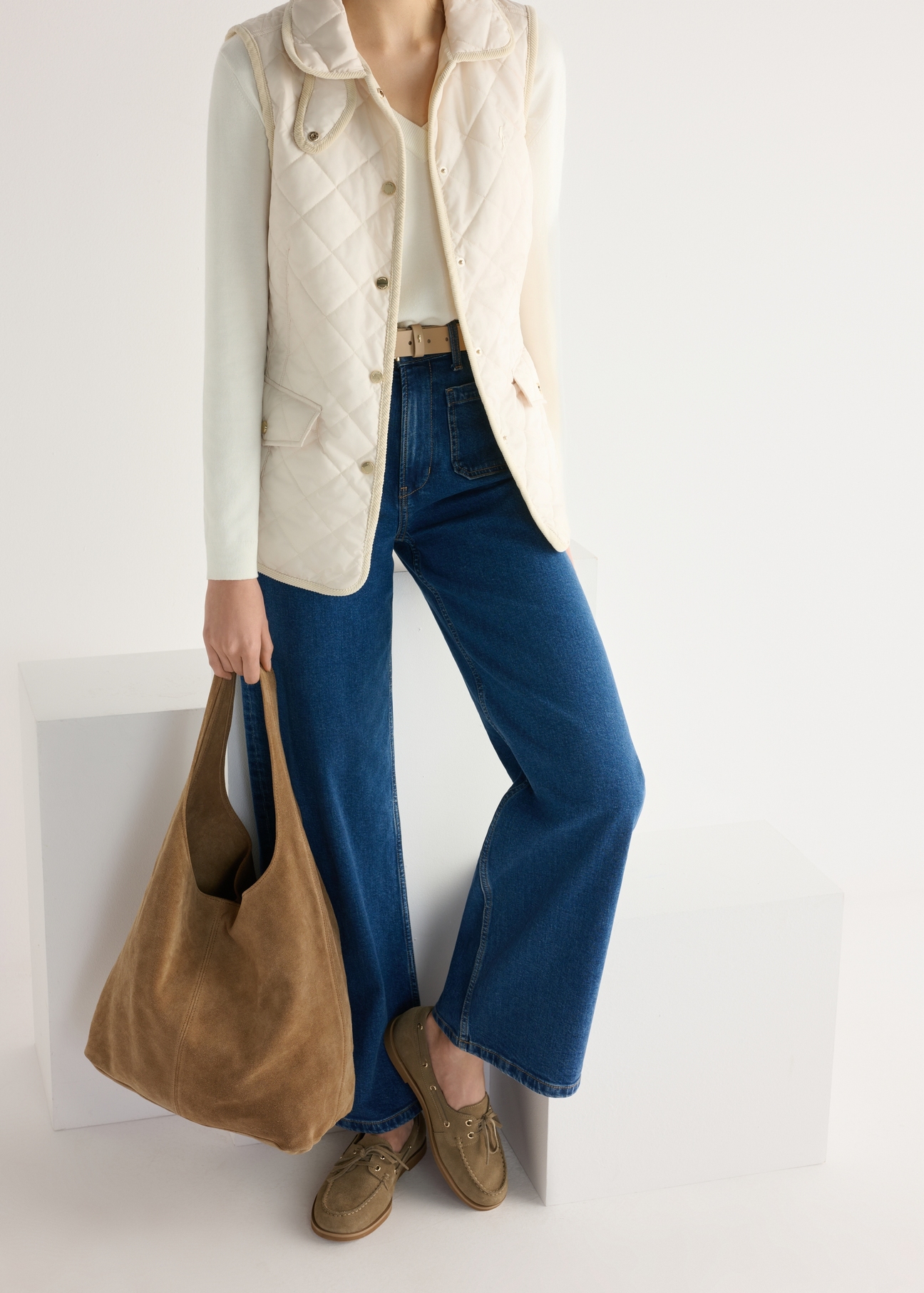 Skórzane mokasyny damskie w kolorze chłodnego beżu BUTYD-1240-1K(W26), widok produktu od przodu na modelce, widoczna połowa sylwetki.