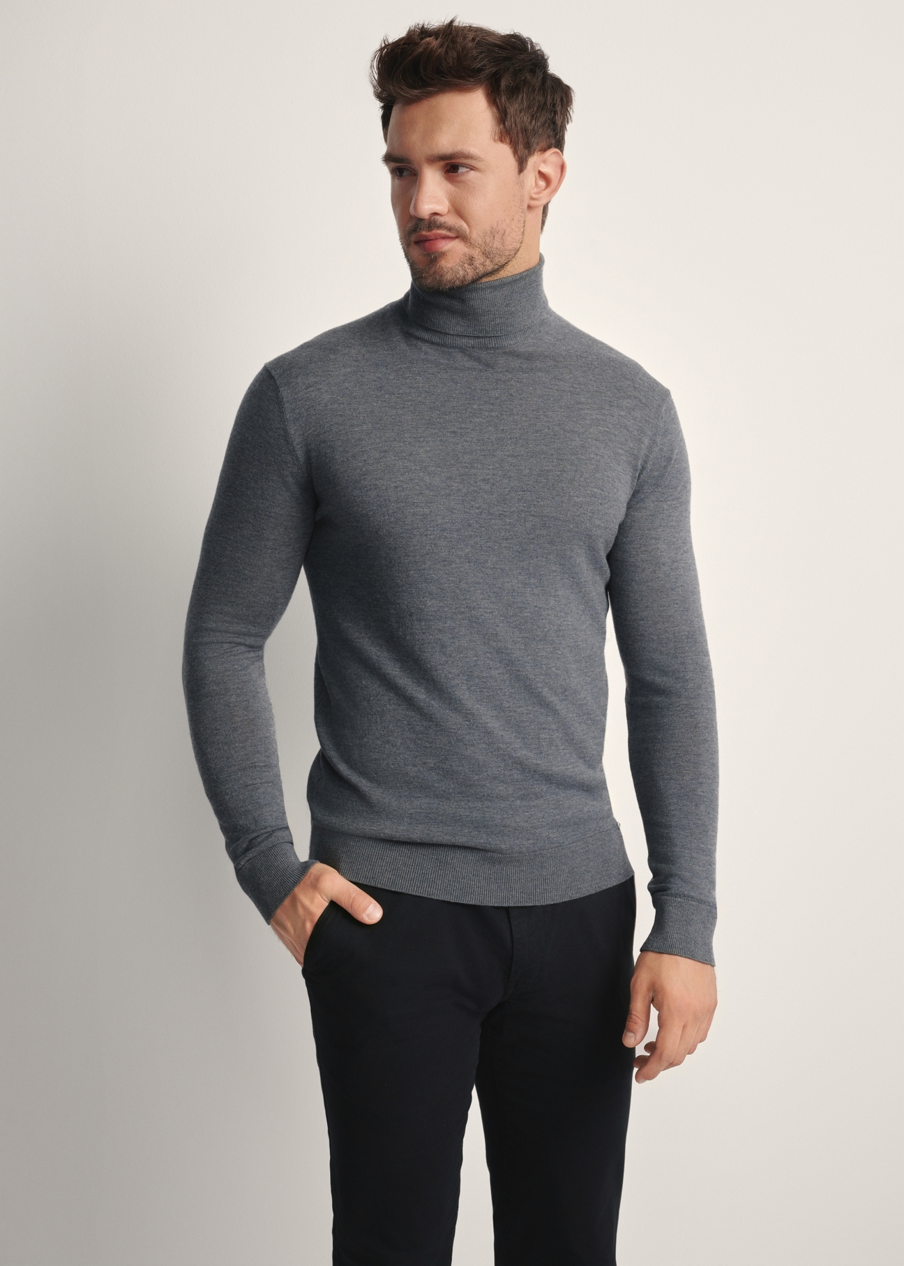 Grafitowy sweter męski z golfem SWEMT-0185-95(Z25), widok produktu z przodu na modelu. Widoczna połowa sylwetki.