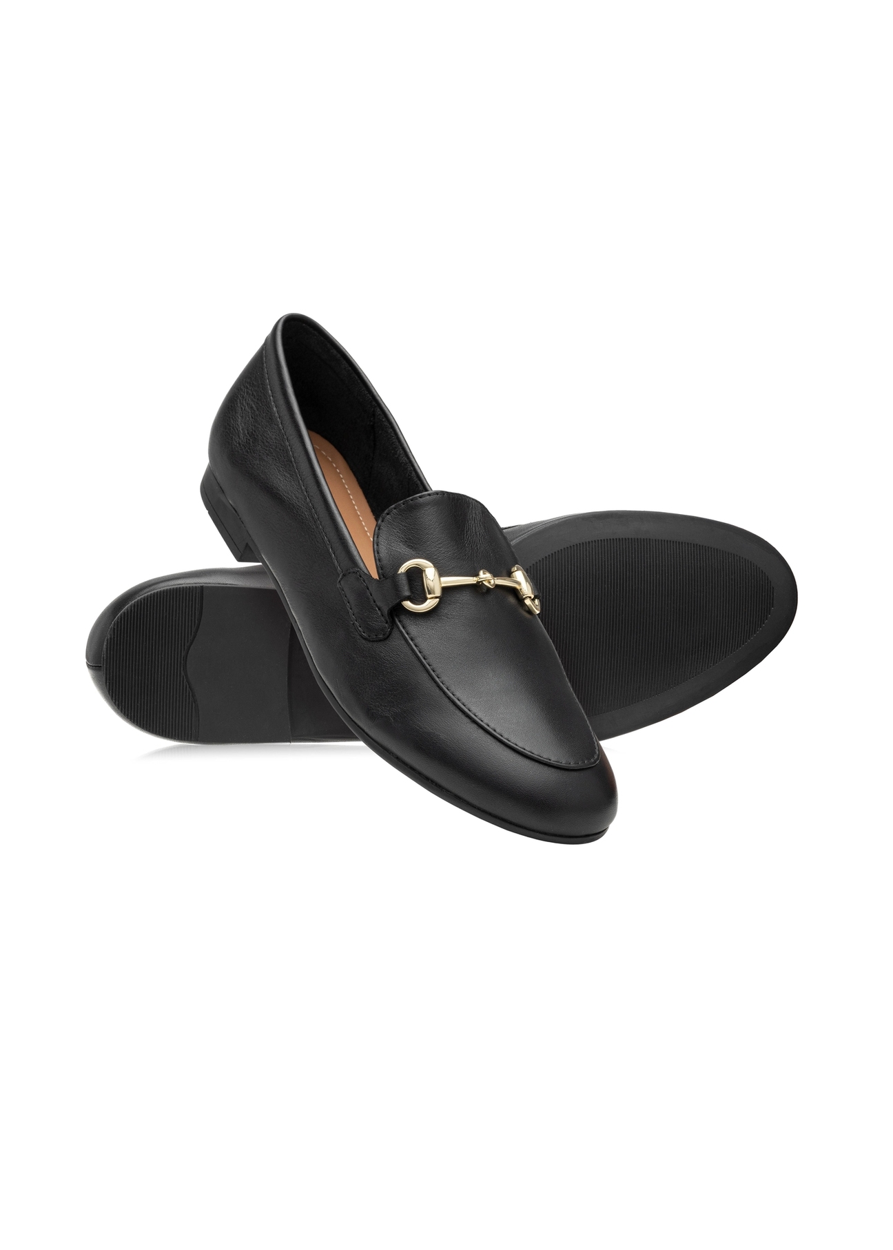 Skórzane czarne mokasyny damskie BUTYD-0916A-99(W26), widok produktu skosem na białym tle.