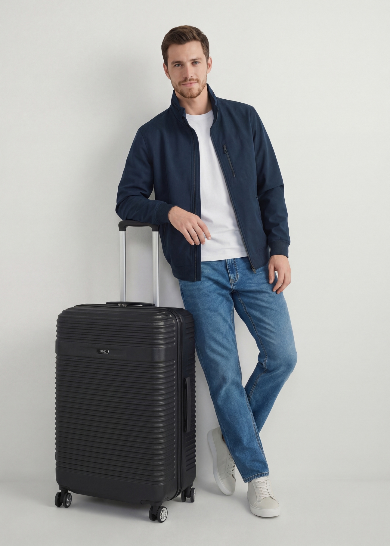 Walizka duża na kółkach WALAB-0040-99-28(W24), widok produktu skosem przy modelu, widoczna cała sylwetka.